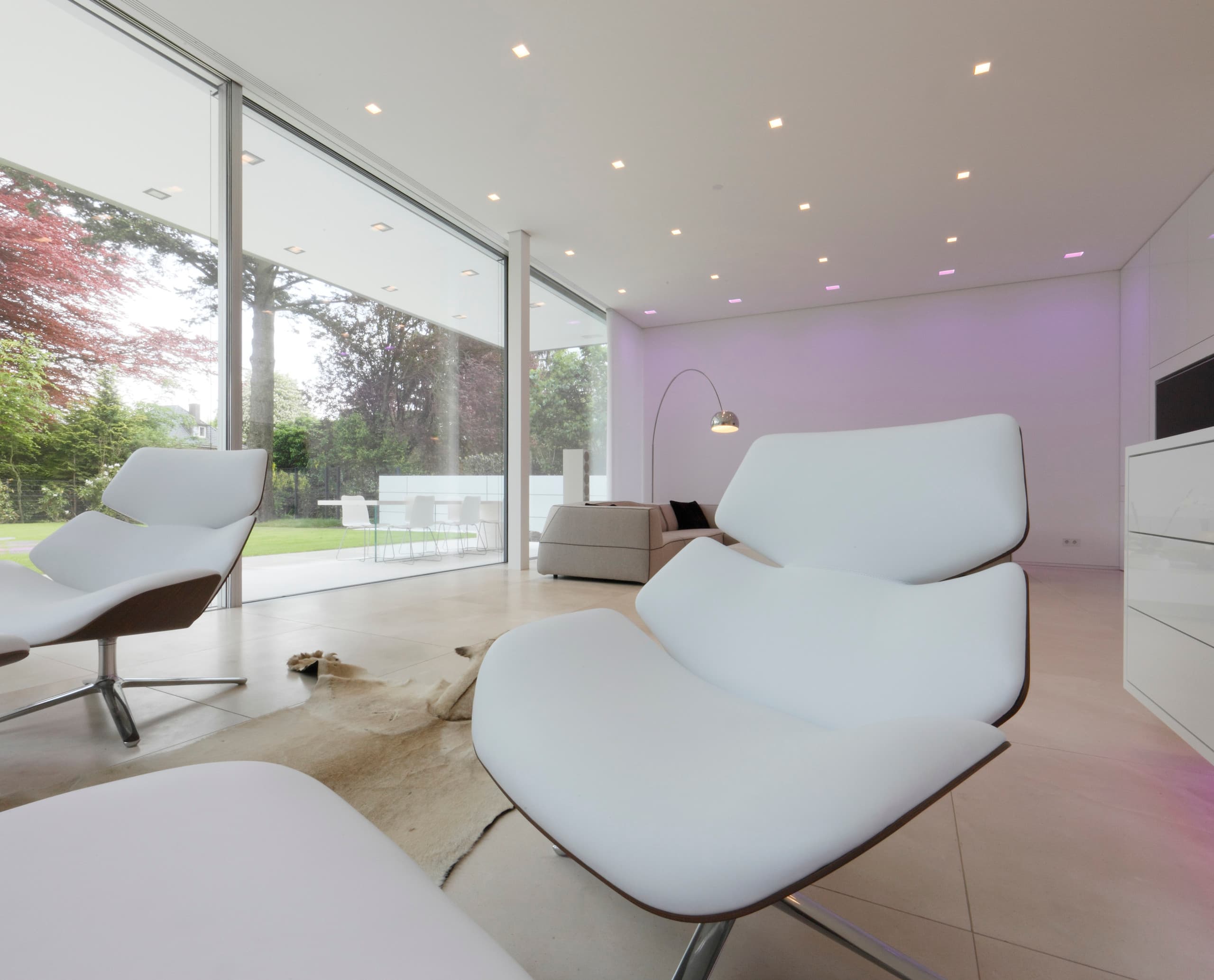 Villa Linari Wohnzimmer mit ERCO Quintessence Downlights für variable Beleuchtung.