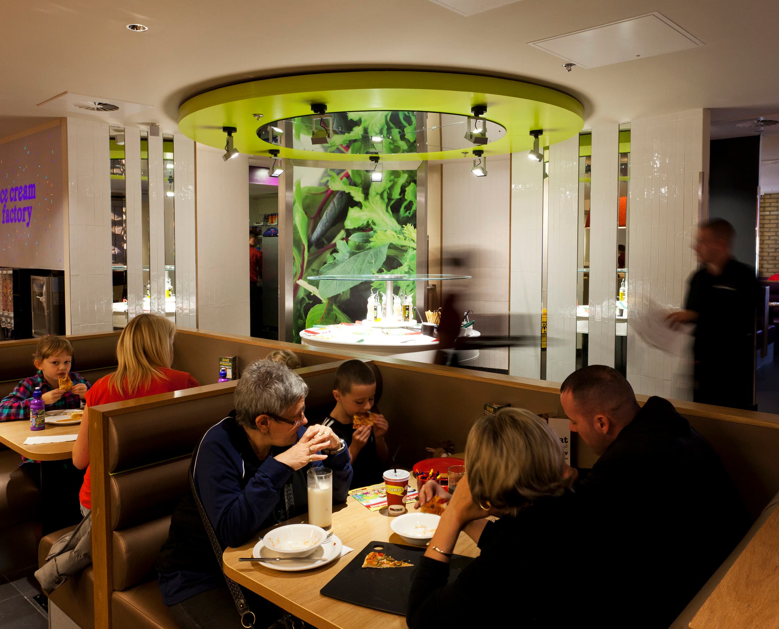 Innenansicht eines Pizza Hut Restaurants mit LED-Beleuchtung von ERCO.