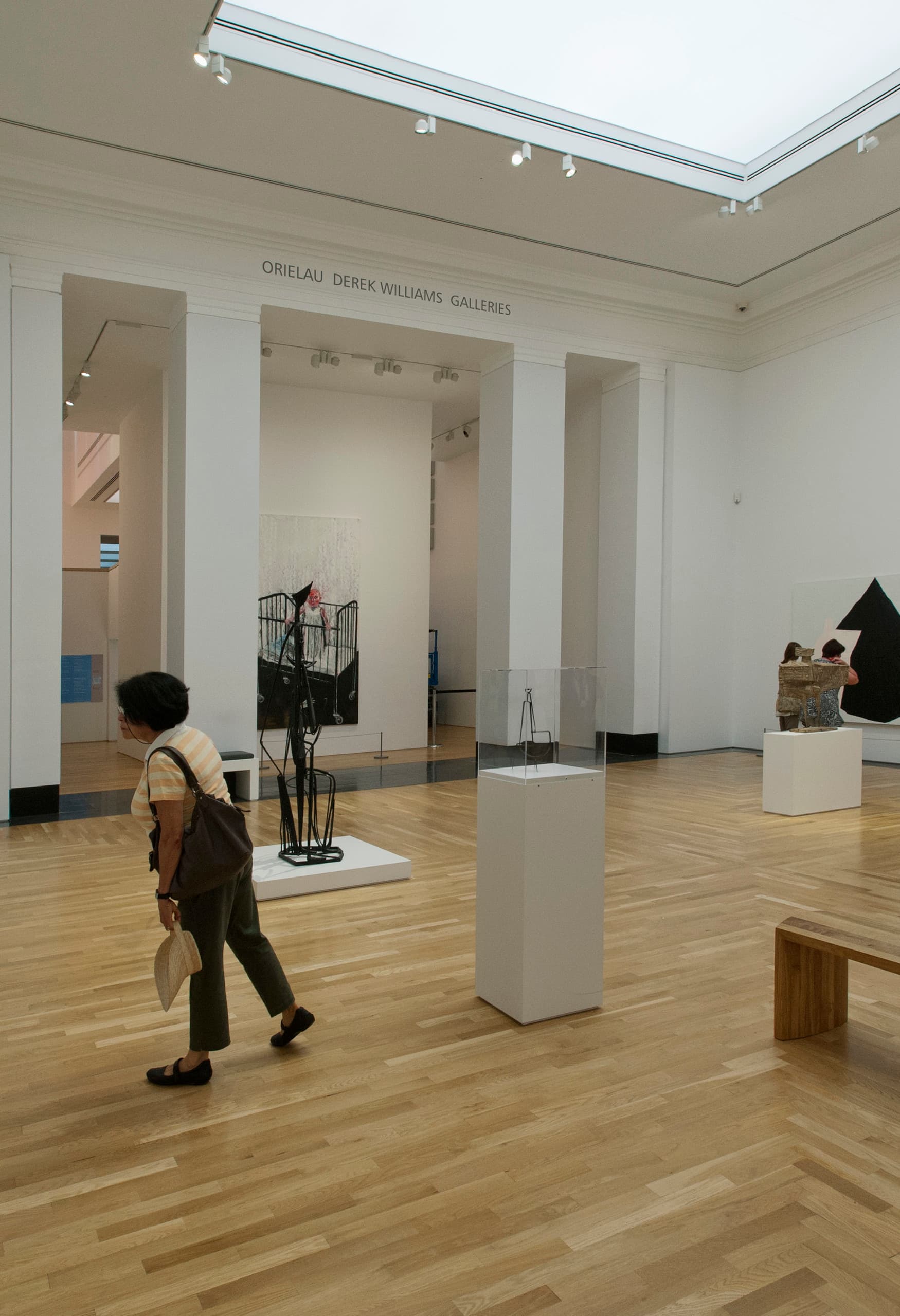 Innenansicht des National Museum Wales mit LED-Beleuchtung von ERCO, die Kunstwerke hervorhebt.