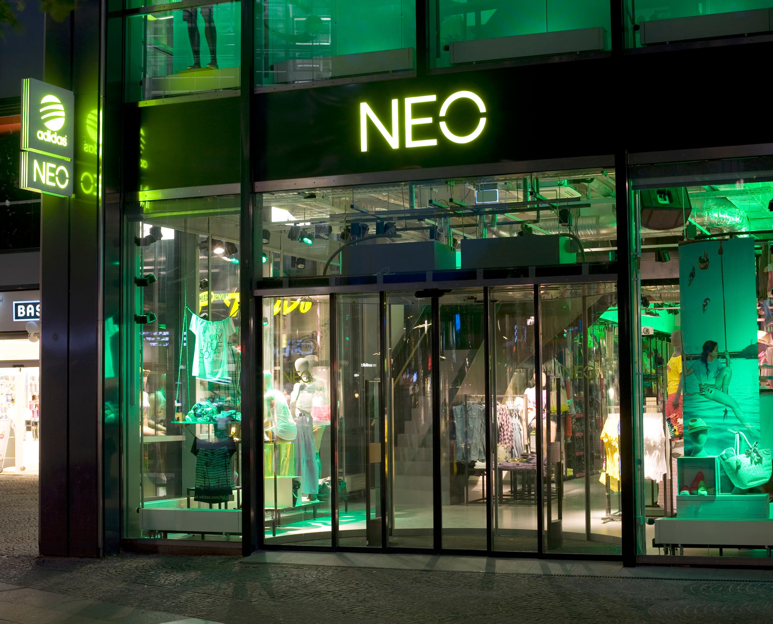Adidas NEO Store in Berlin, beleuchtet mit ERCO Optec Strahlern für dynamische Akzente.