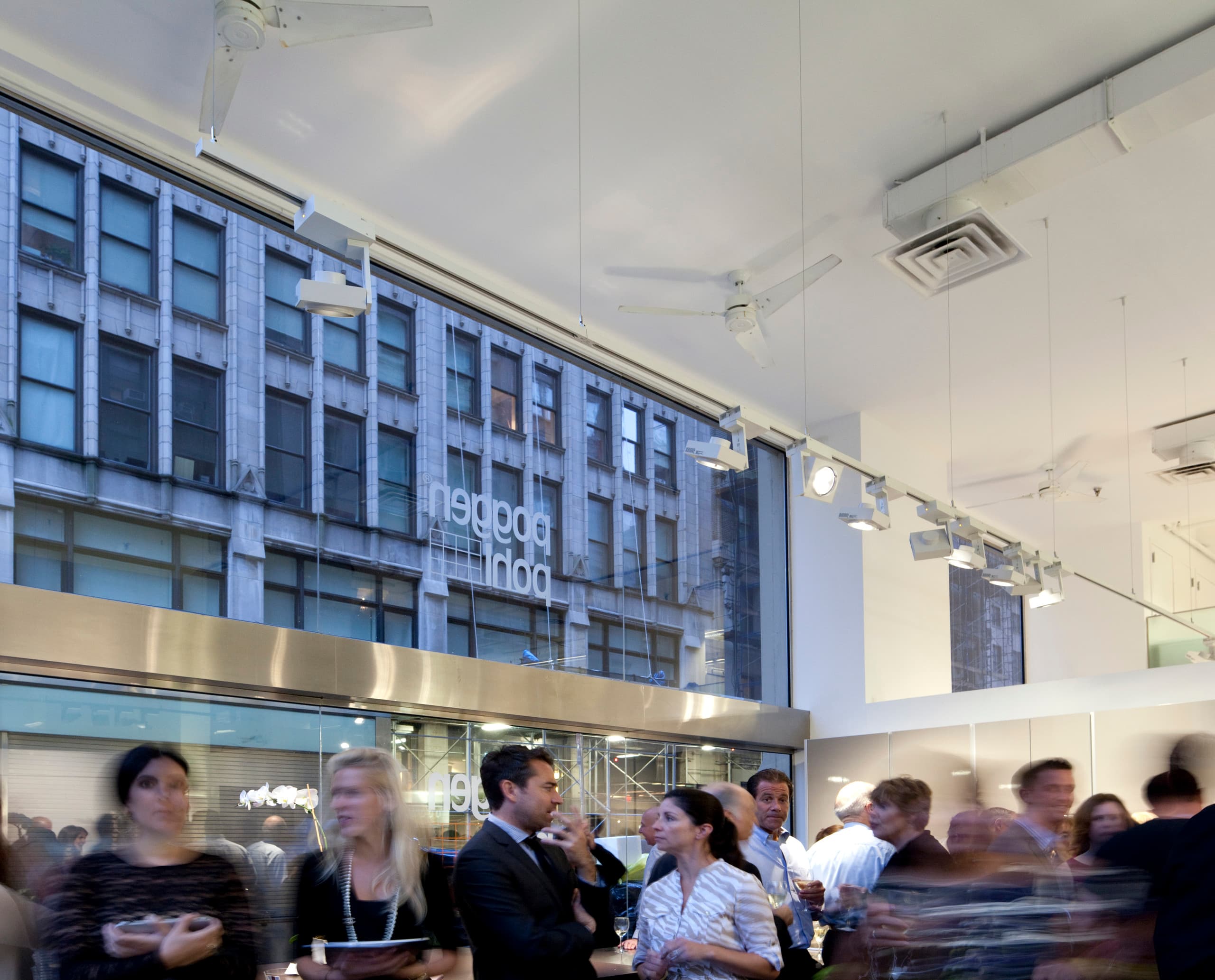 Poggenpohl Showroom in New York mit Cantax LED Strahlern auf ERCO Schiene für akzentuierte Beleuchtung.