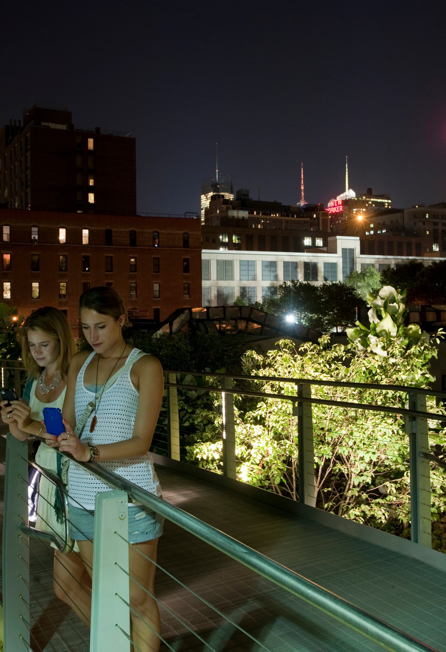 Beleuchteter Highline Park in Manhattan bei Nacht, mit ERCO Lichtwerkzeugen für attraktive Aussenbeleuchtung.