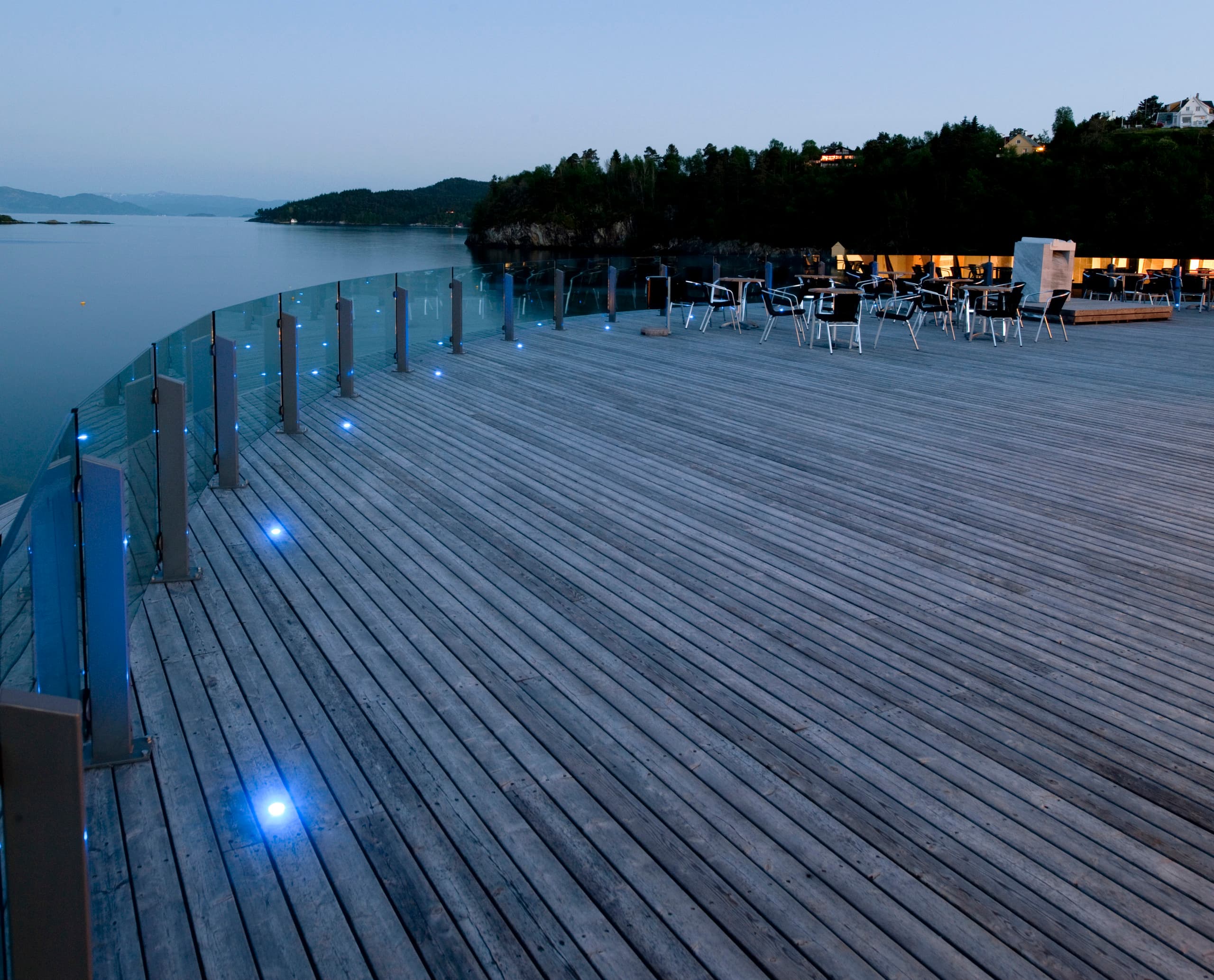 Oseana Kulturzentrum Terrasse mit ERCO LED-Beleuchtung am Abend.