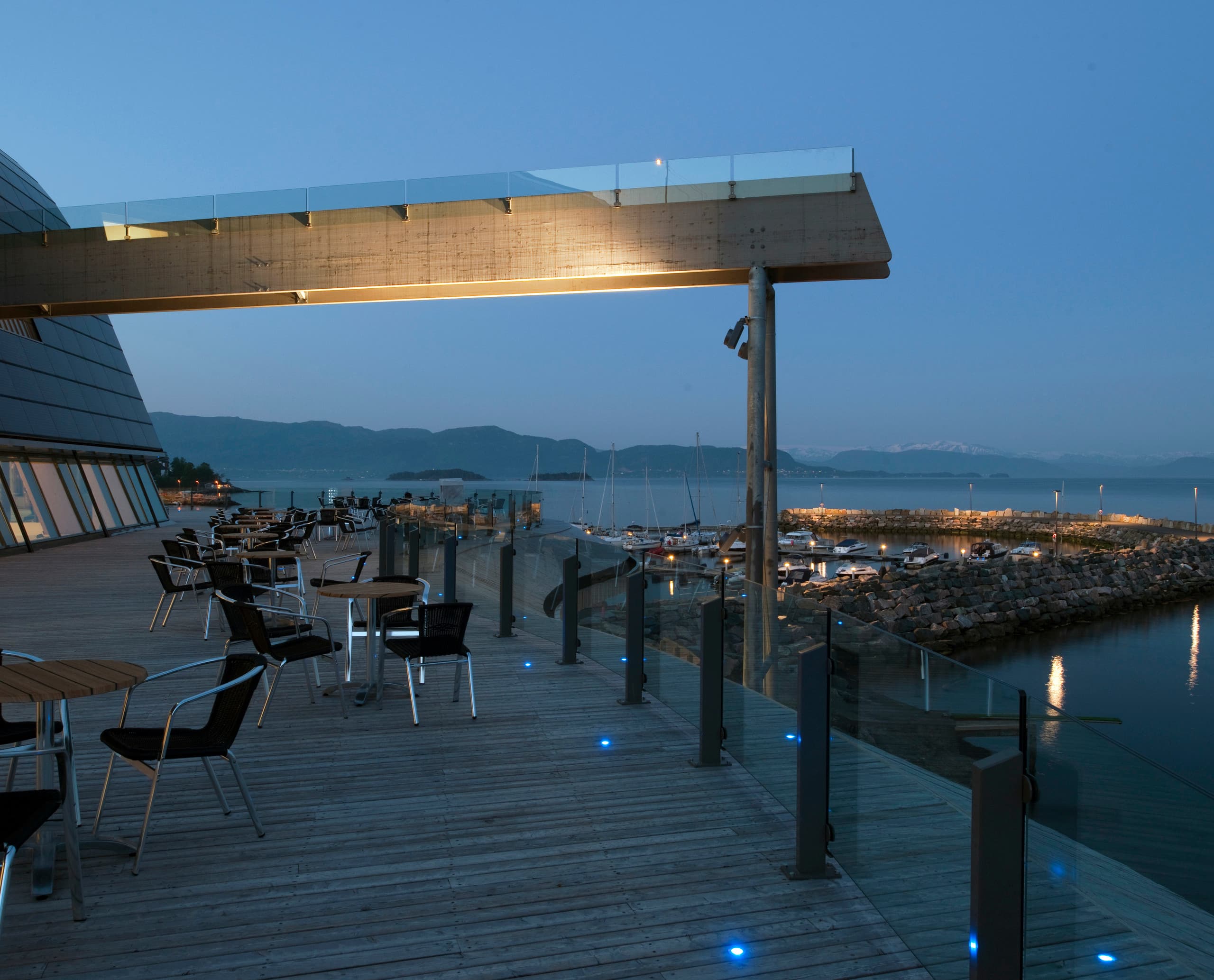 Außenbereich des Oseana Kulturzentrums mit ERCO LED-Beleuchtung und Blick auf den Hafen.