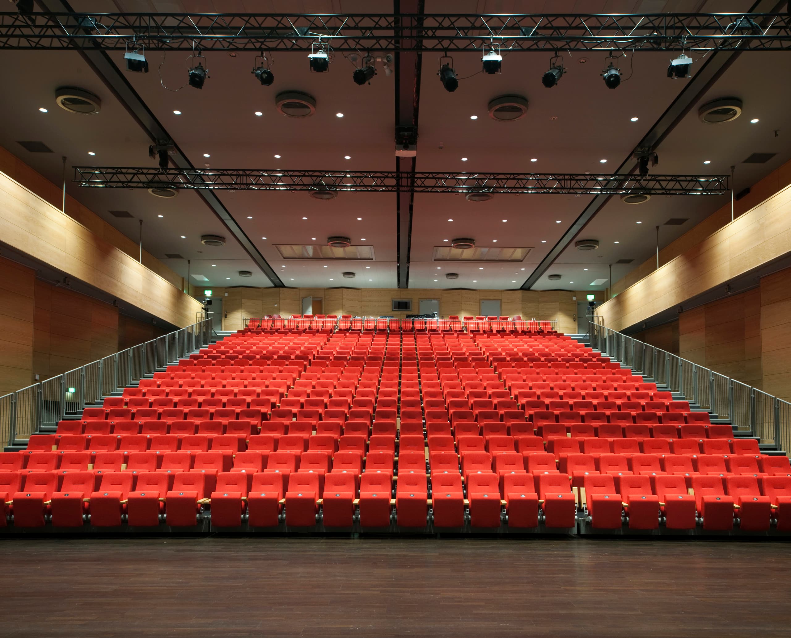 Oseana Kulturzentrum Auditorium mit ERCO LED-Beleuchtung und roten Sitzen.