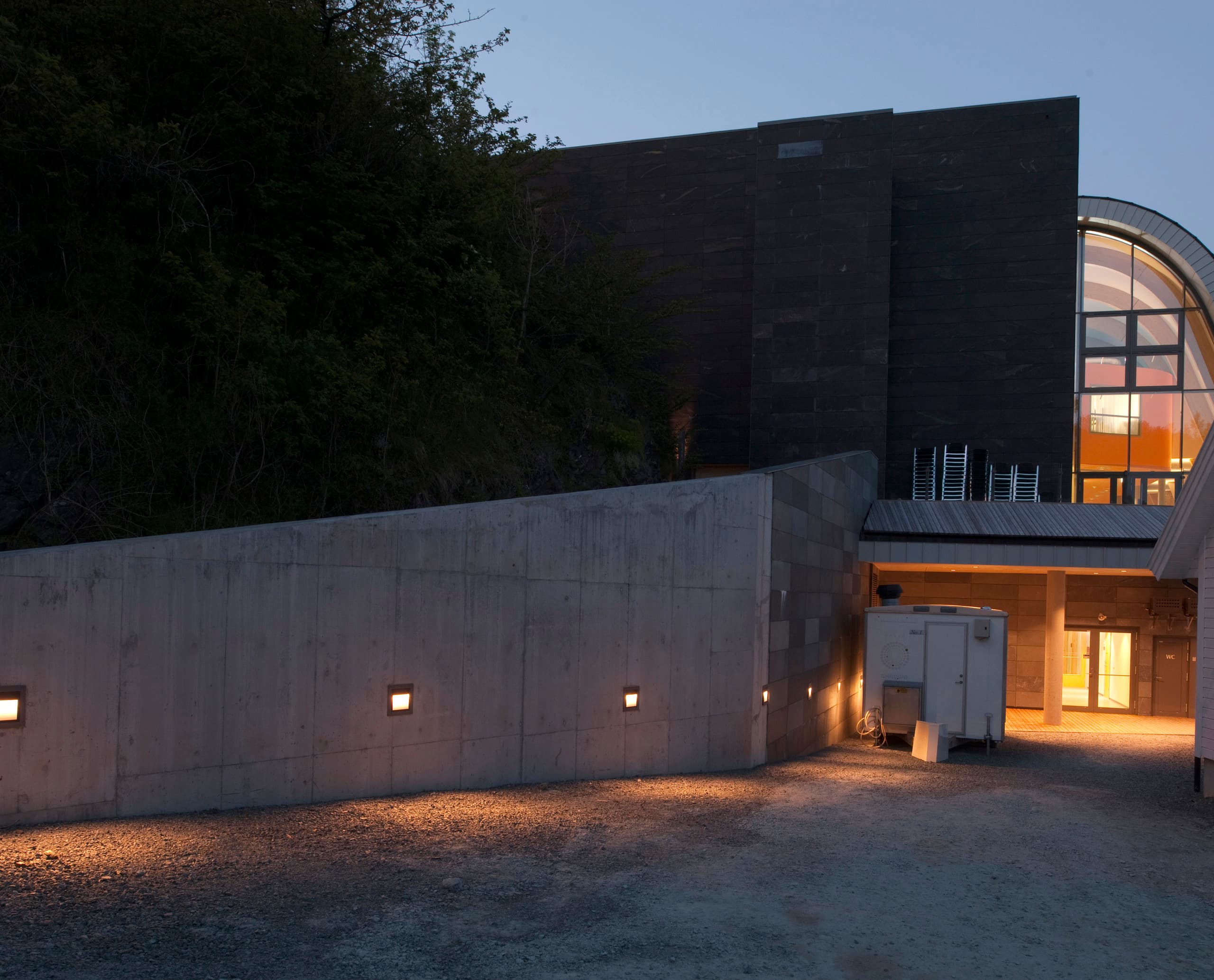 Oseana Kulturzentrum mit ERCO LED-Außenbeleuchtung in Os, Norwegen.
