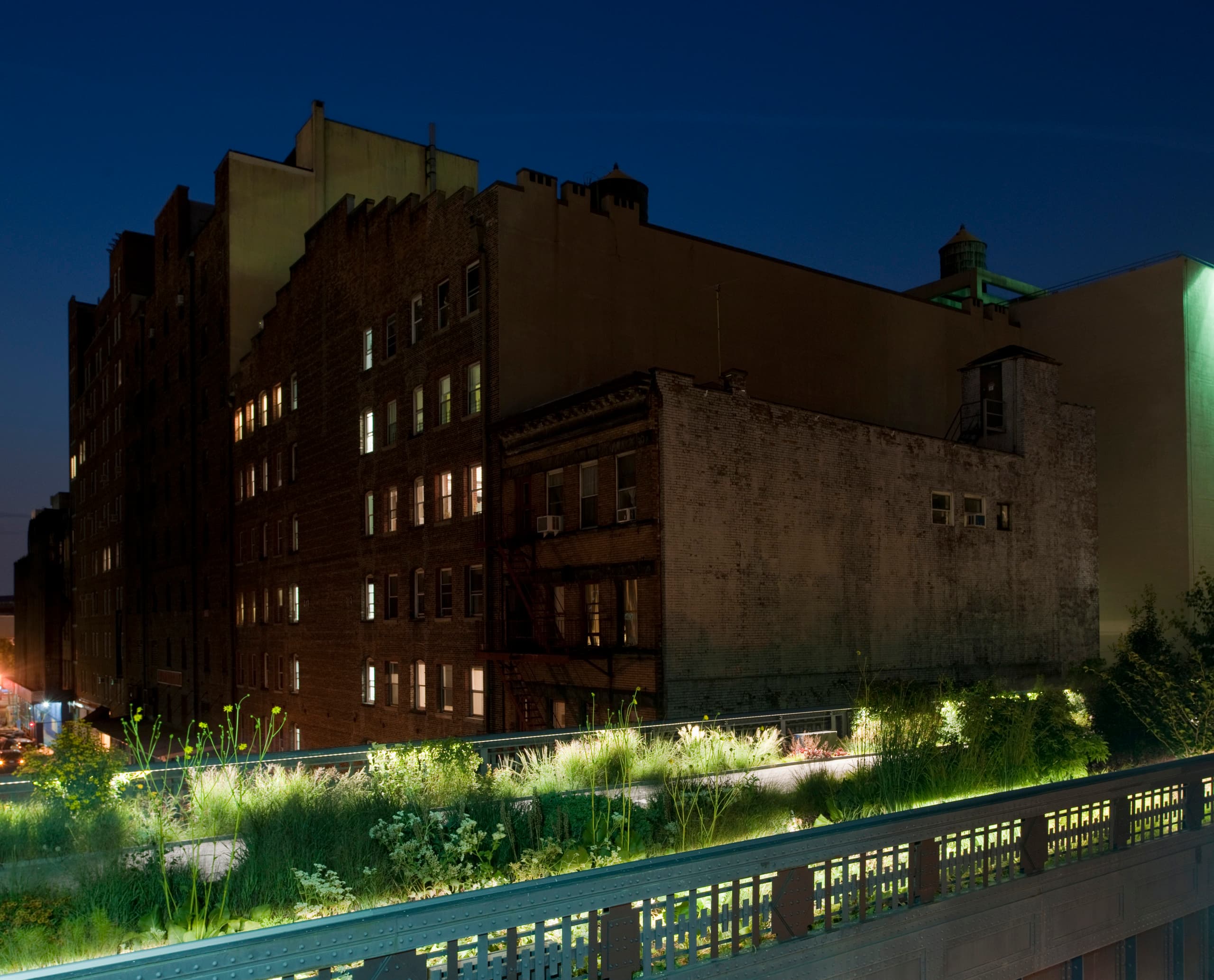 Nachtaufnahme des Highline Parks mit ERCO Außenbeleuchtung in New York.