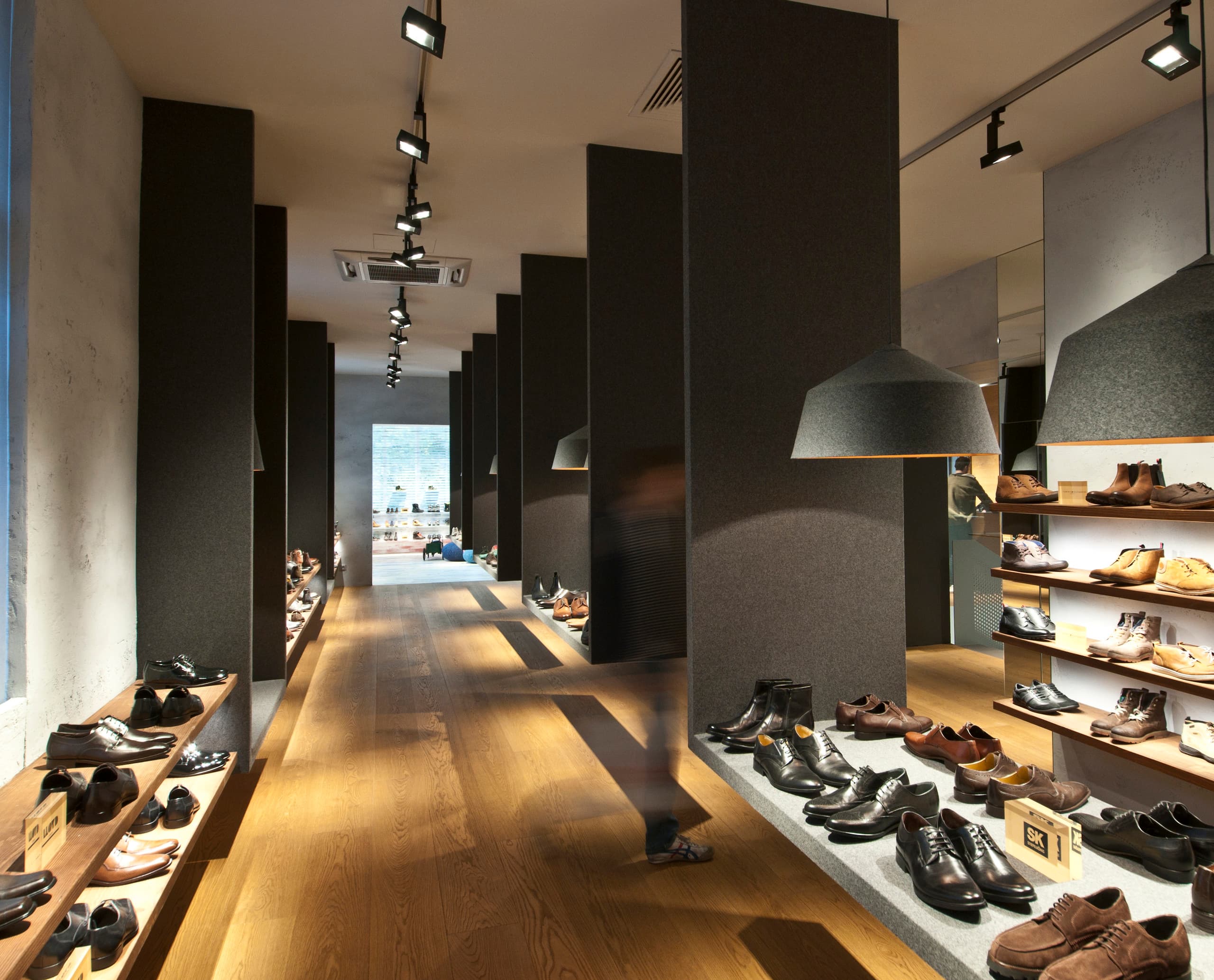 Stiefelkönig Schuhgeschäft mit ERCO Light Board LED Strahlern für eine klare Warenpräsentation.