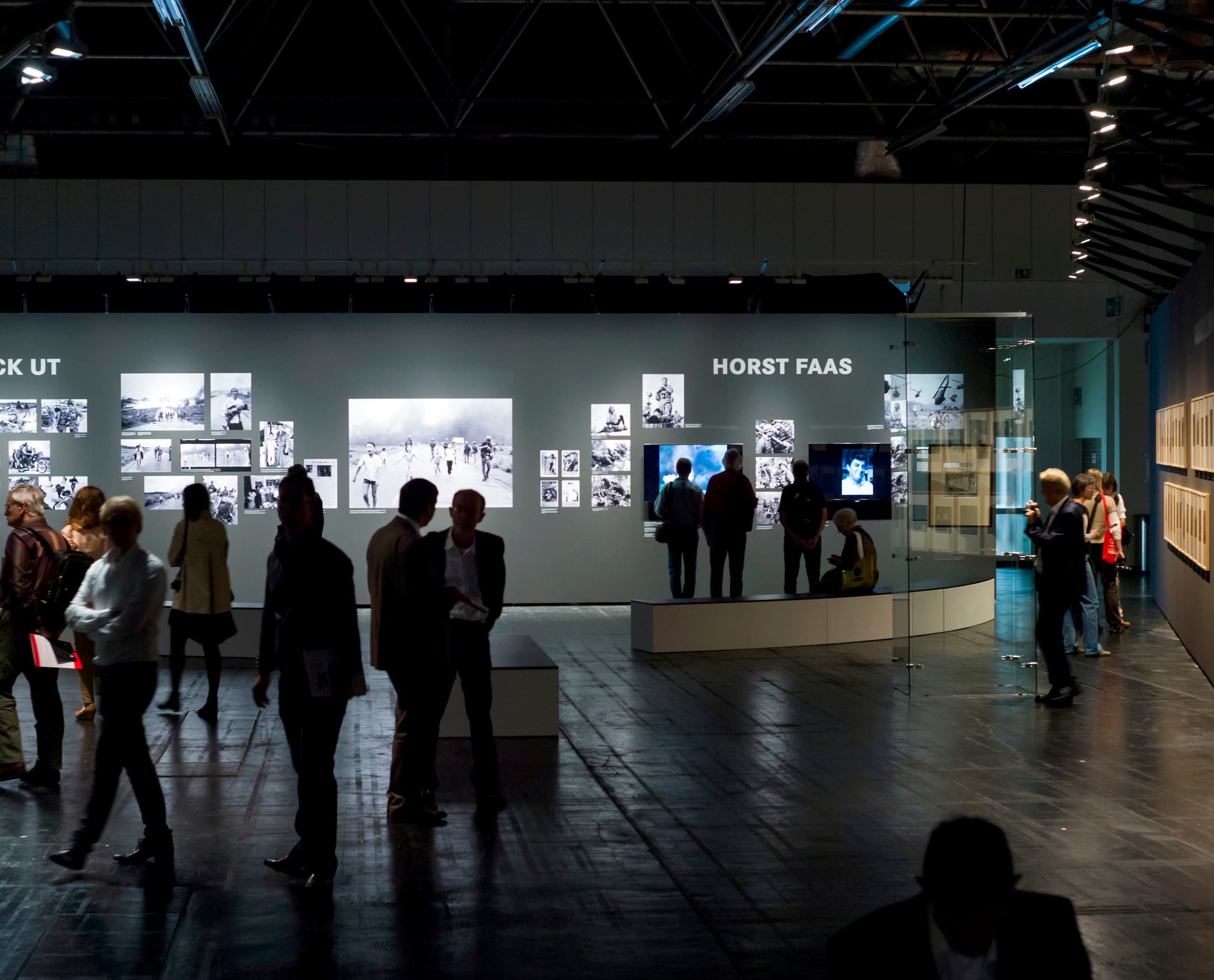 Leica Messestand Photokina 2012, beleuchtet mit ERCO Light Board LED Strahlern, zeigt Fotoausstellung von Nick Ut und Horst Faas.