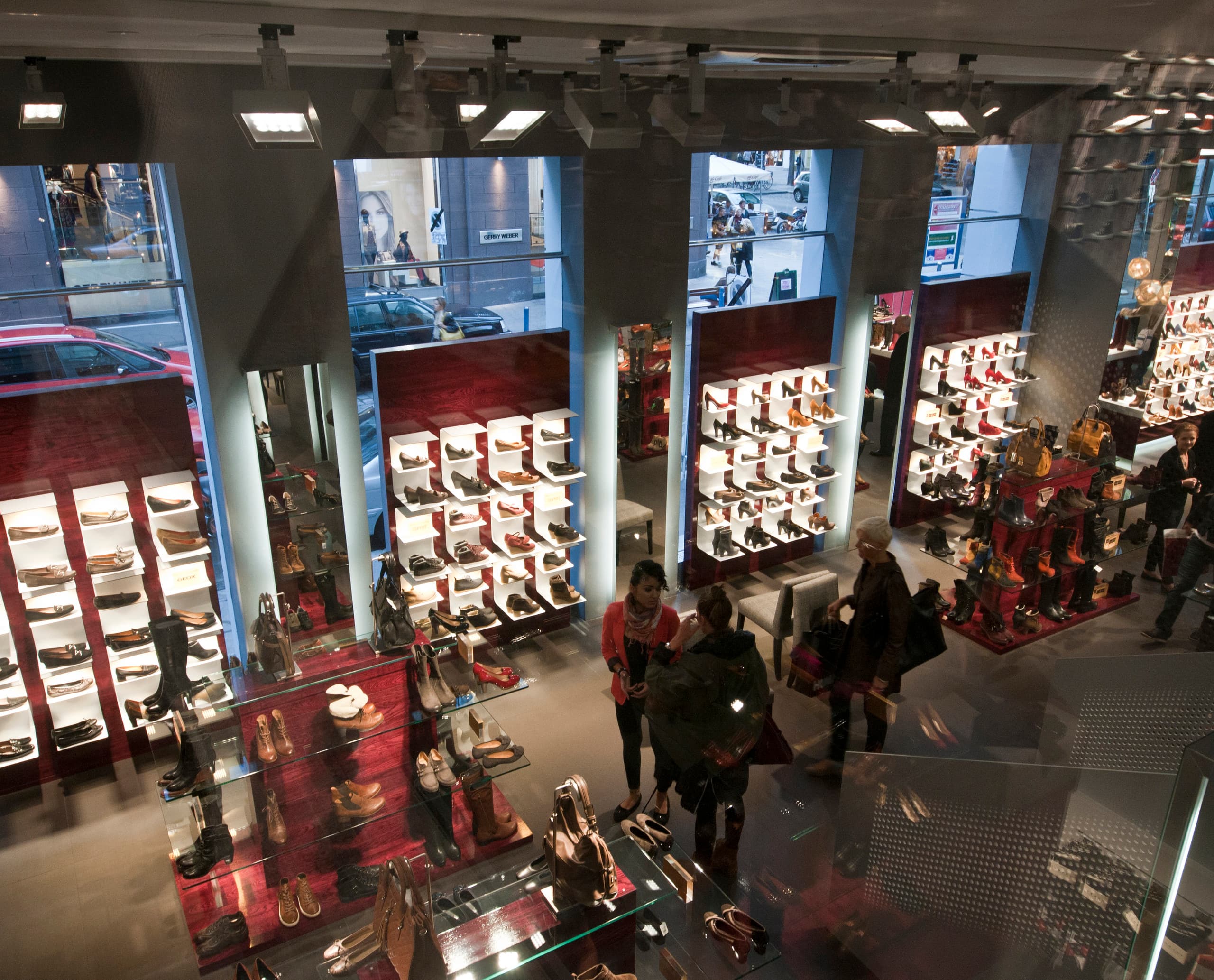 Innenansicht des Schuhgeschäfts Stiefelkönig mit ERCO Light Board LED Strahlern für eine helle und ansprechende Warenpräsentation.