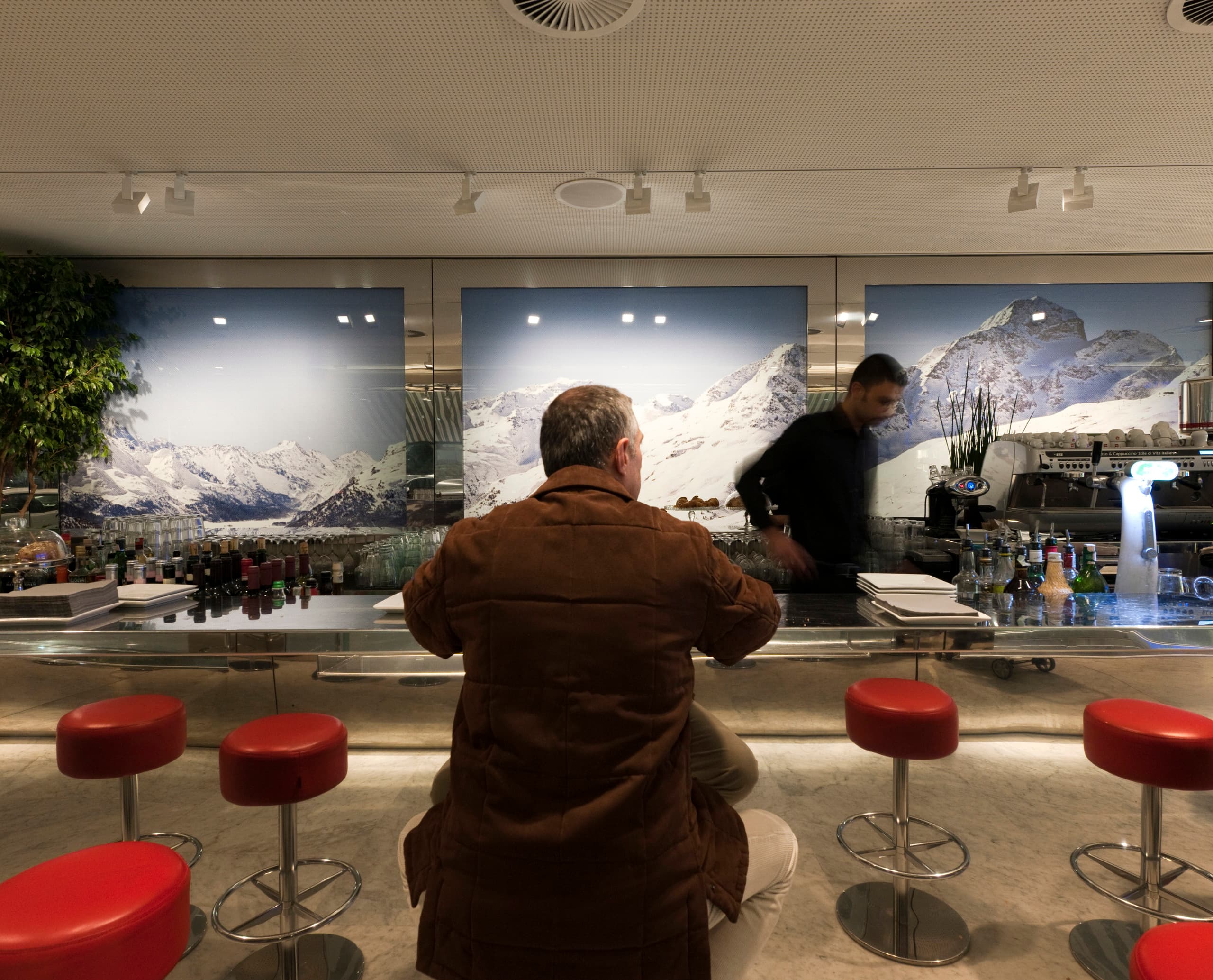 Innenaufnahme der Swiss Corner Bar in Mailand mit ERCO Light Board Strahlern.