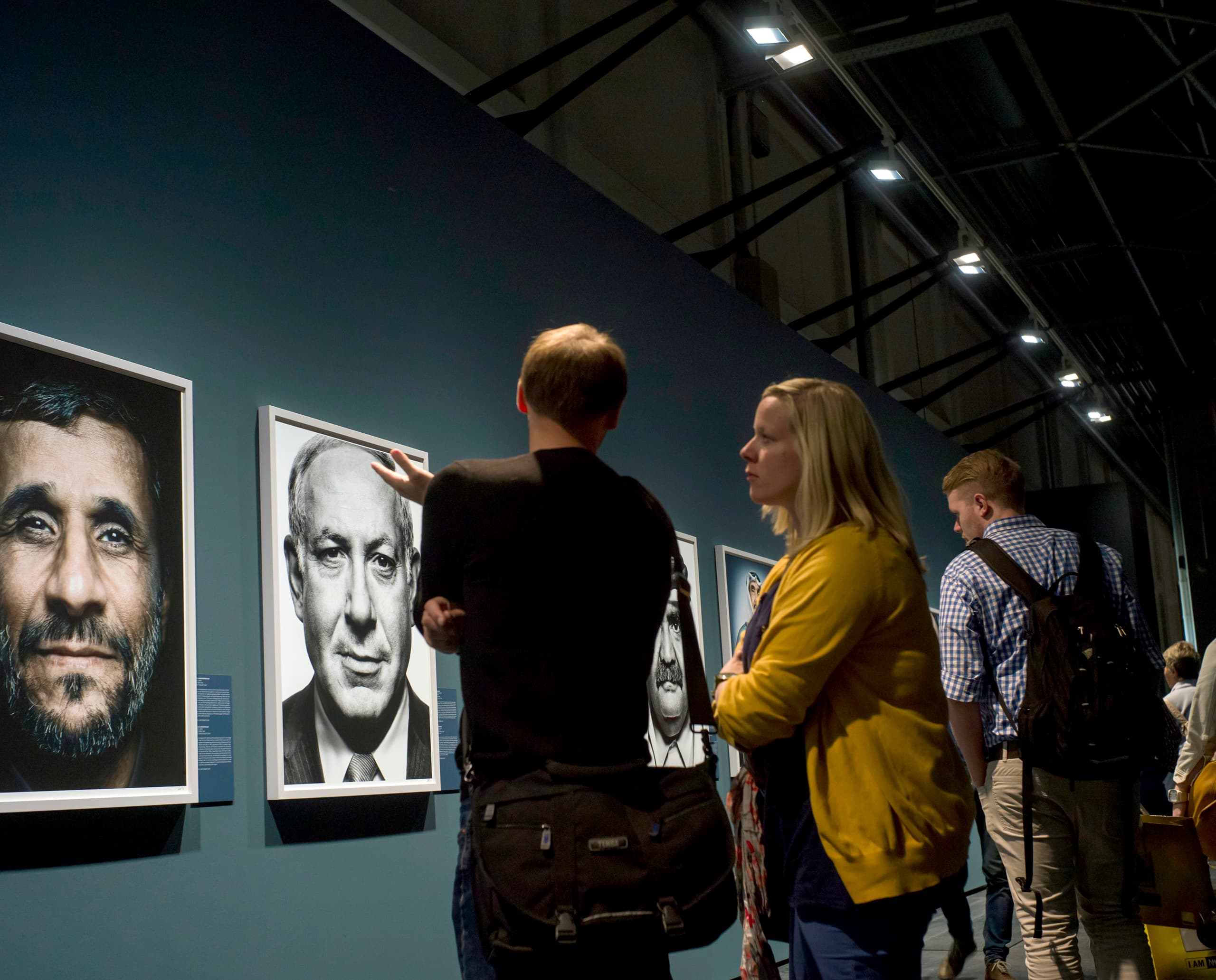 Besucher betrachten Porträts auf der Leica-Galerie, beleuchtet mit ERCO LED-Strahlern auf der Photokina 2012.