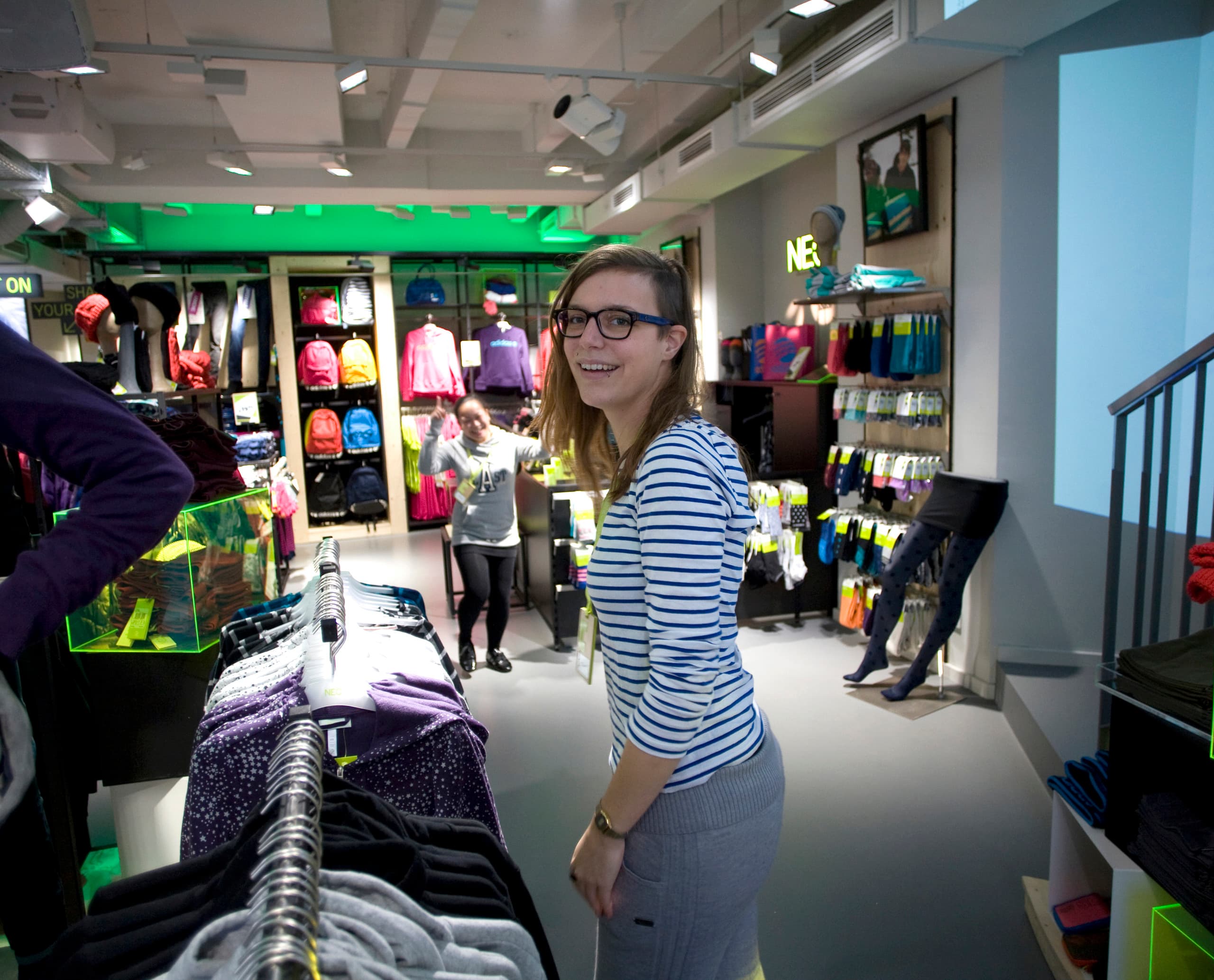 Adidas NEO Store in Köln mit ERCO LED-Beleuchtung für dynamisches Retail-Design.