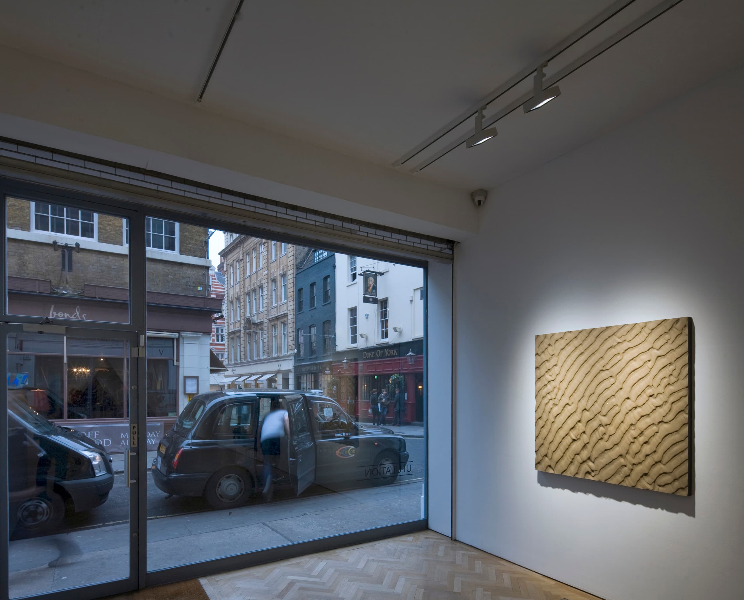 Vigo Gallery, London: Zeitgenössische Kunst, beleuchtet mit Light Board LED Strahlern.
