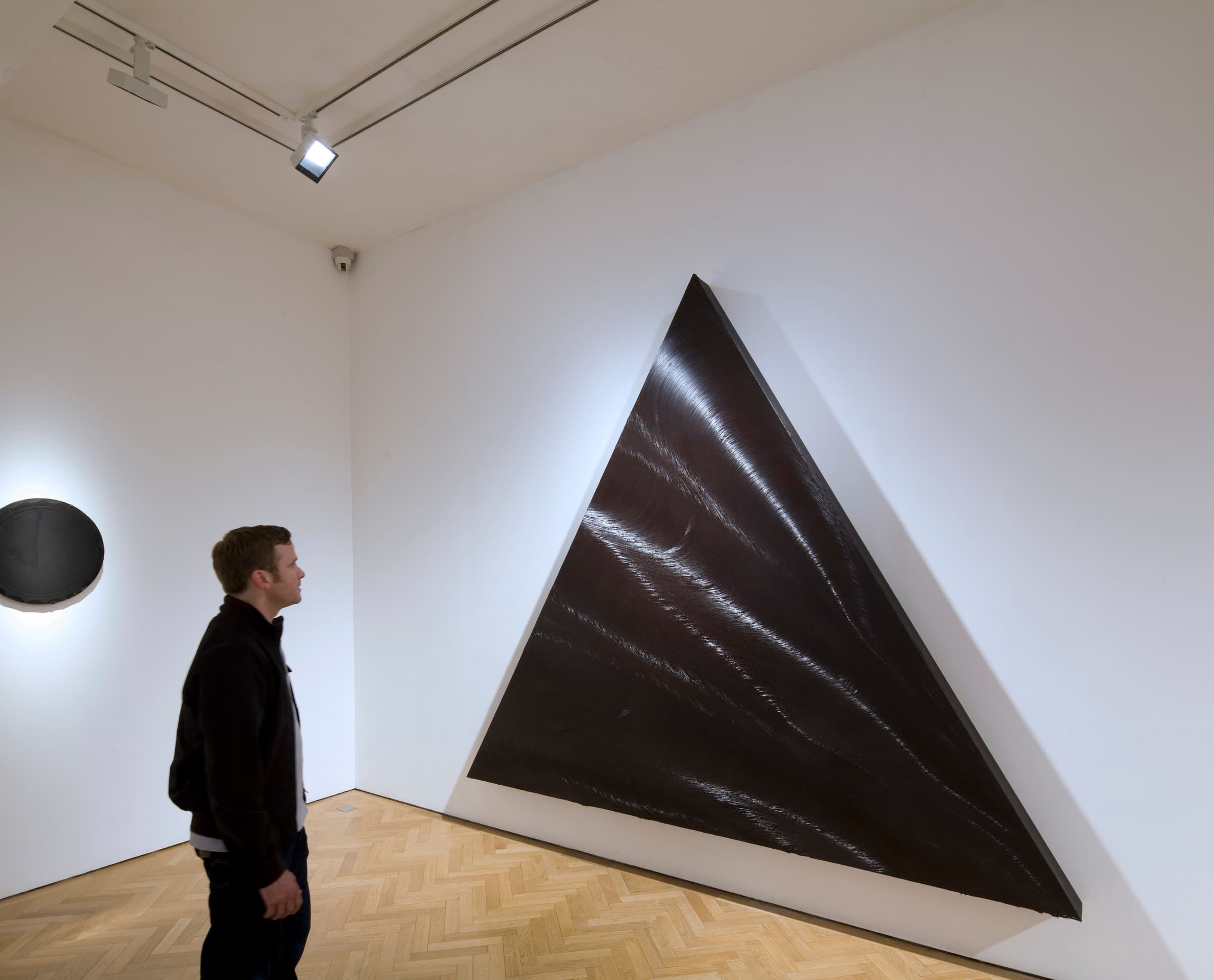 Vigo Gallery Kunstausstellung, beleuchtet mit ERCO Light Board LED Strahlern.