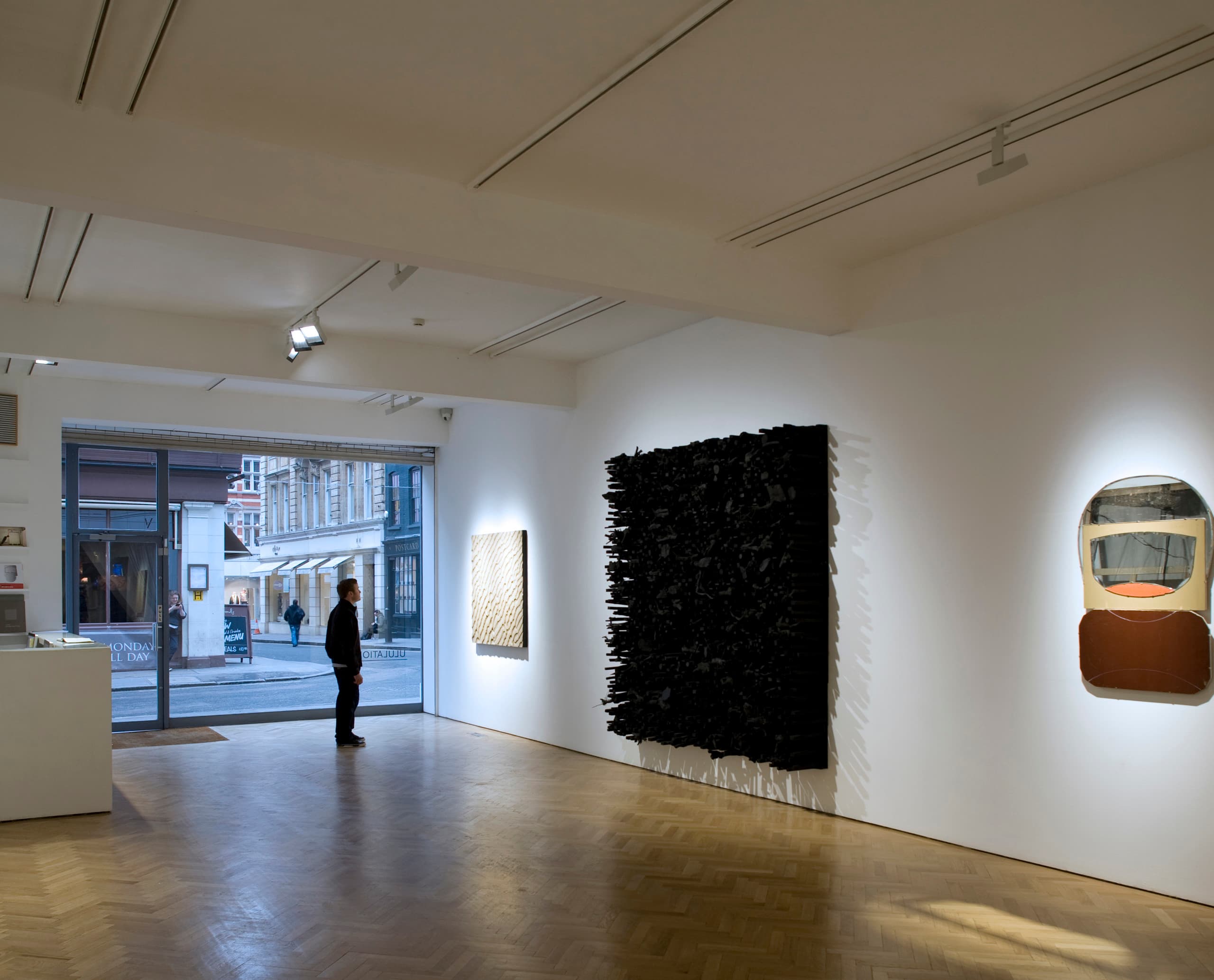Vigo Gallery, London, mit Light Board LED-Strahlern beleuchtet, zeigt zeitgenössische Kunst auf Museumsstandard.
