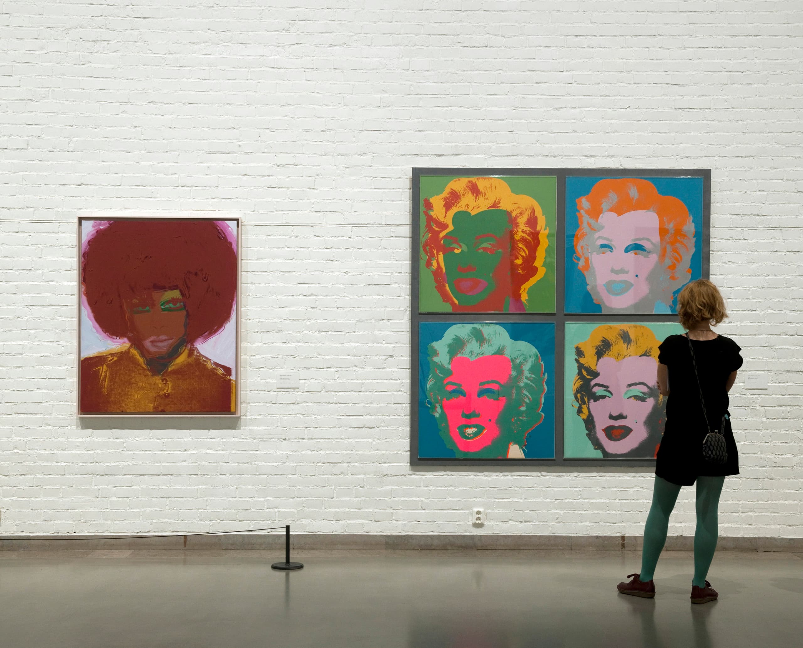 Besucher betrachten Pop-Art im Kunstmuseum Göteborg, beleuchtet mit ERCO Licht.