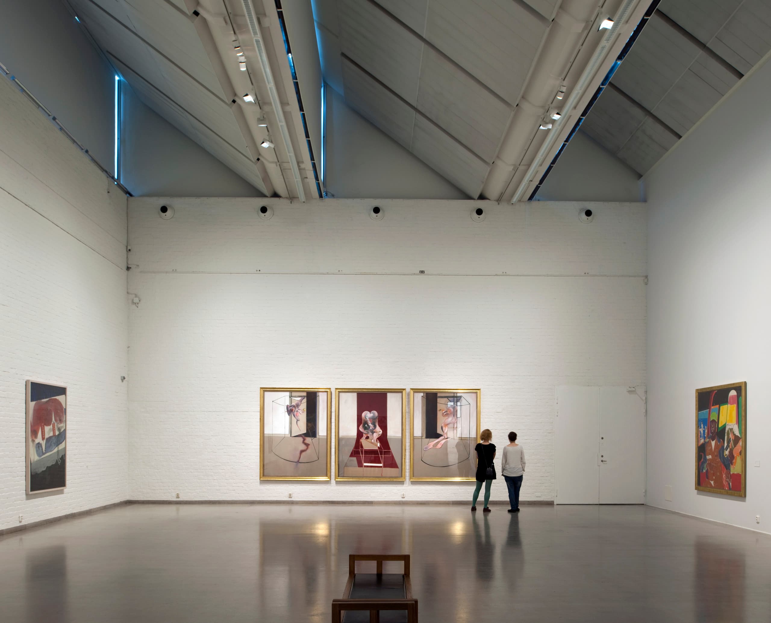 Gothenburg Kunstmuseum: Besucher betrachten Kunstwerke unter ERCO LED-Beleuchtung.