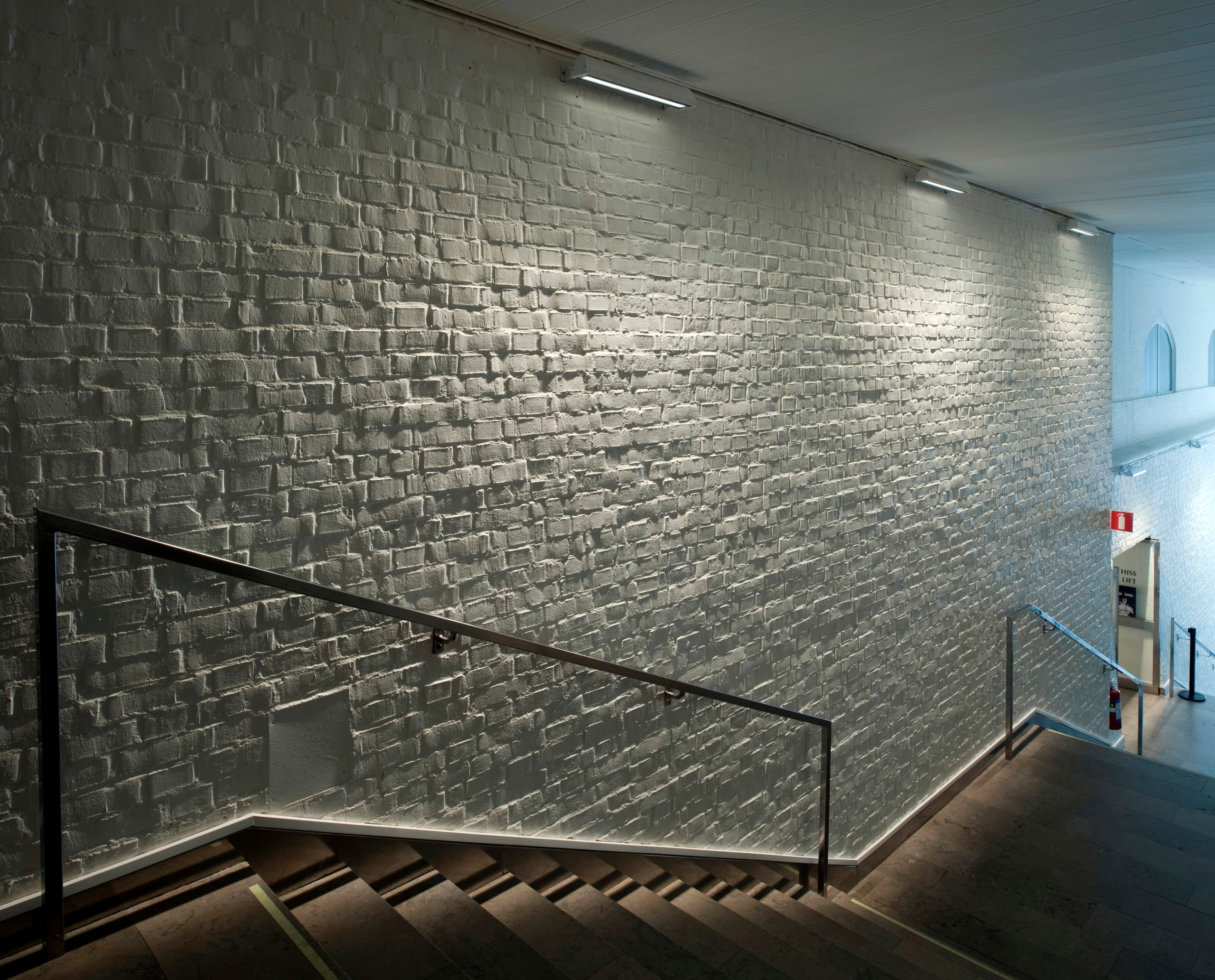 ERCO Licht Board Strahler beleuchten die Backsteinwand im Kunstmuseum Göteborg.