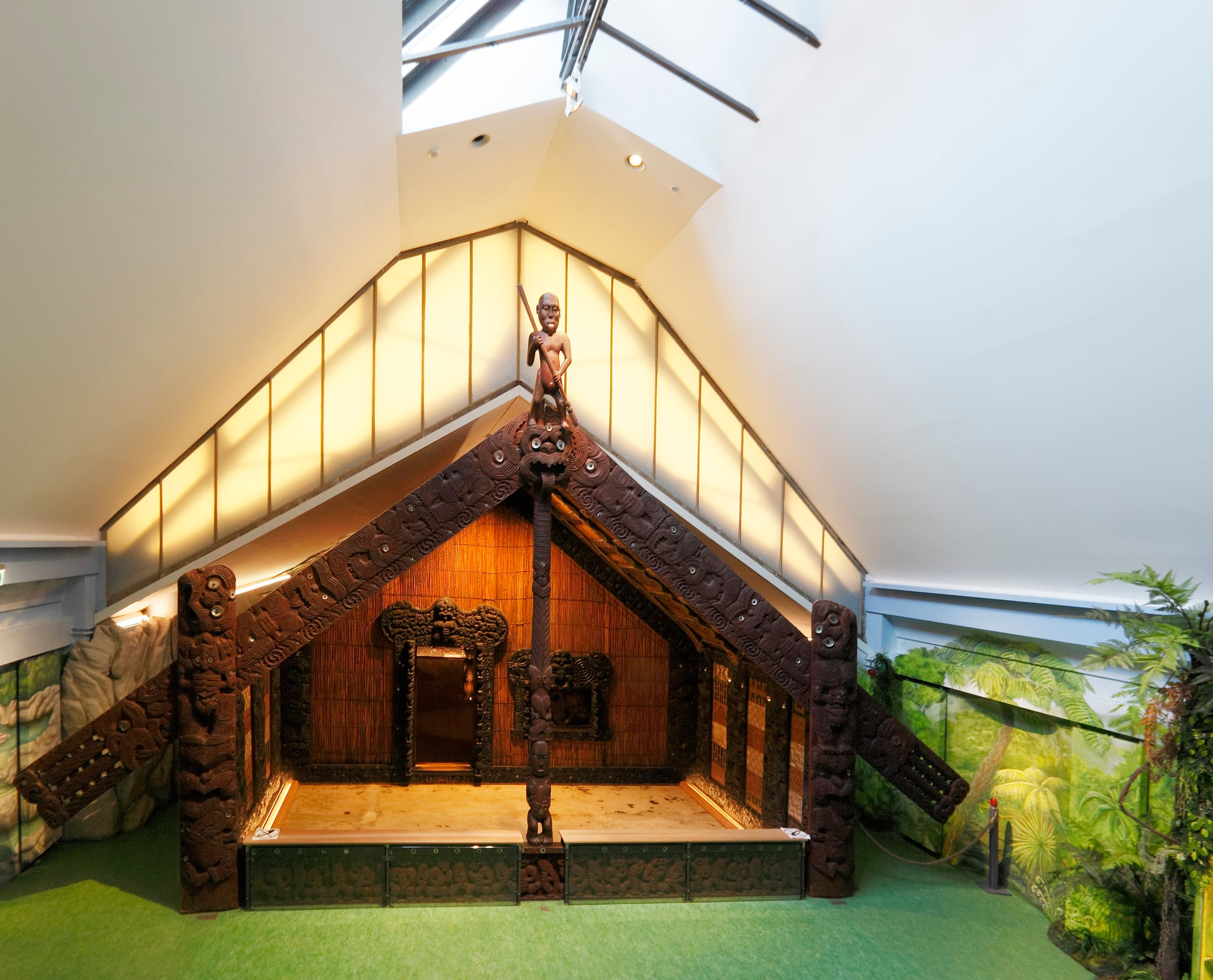 Maori-Gebäude im Museum Rothenbaum, beleuchtet mit ERCO LED-Leuchten.