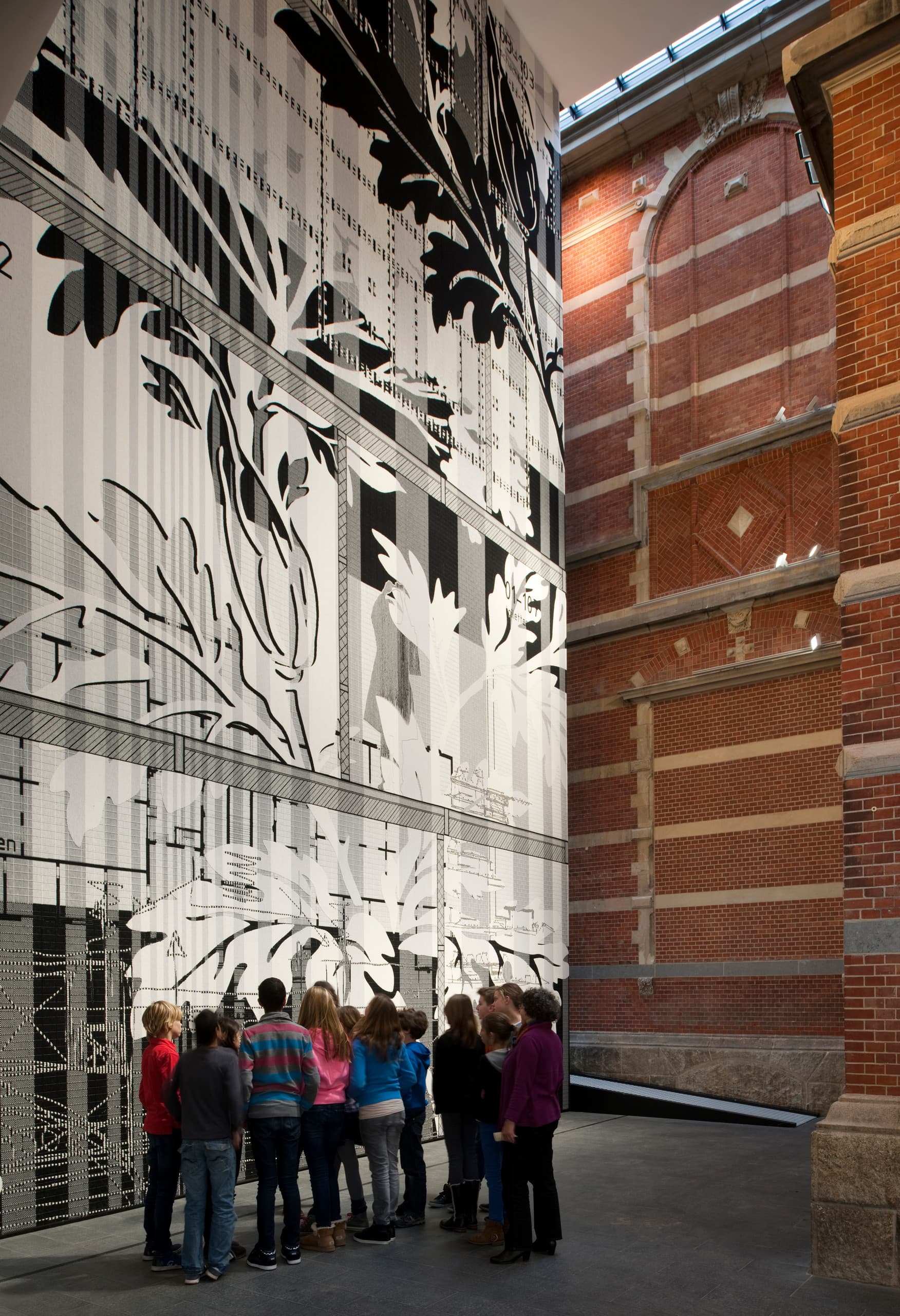 Besucher betrachten Kunst im Stedelijk Museum, beleuchtet mit ERCO LED-Licht.