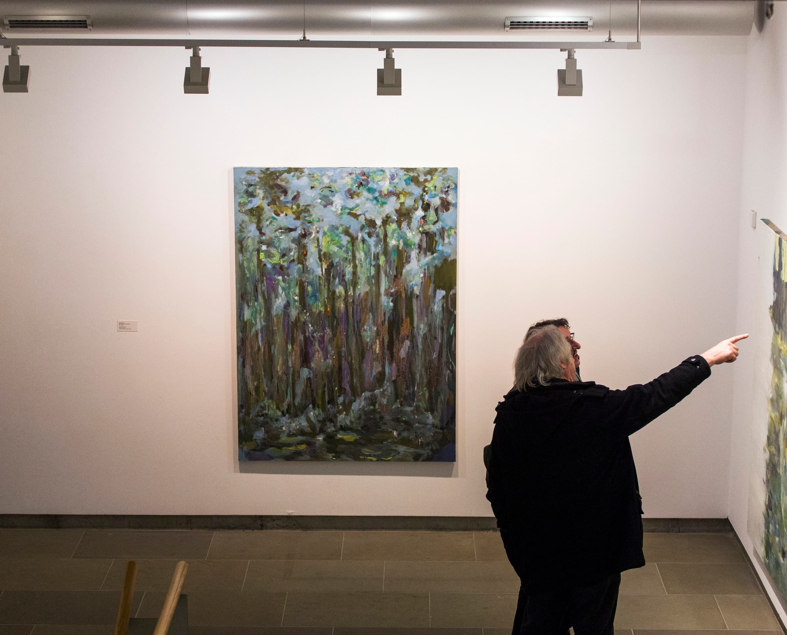 Ein Besucher betrachtet Kunstwerke, beleuchtet von ERCO Light Board Strahlern in der Städtischen Galerie Bietigheim-Bissingen.