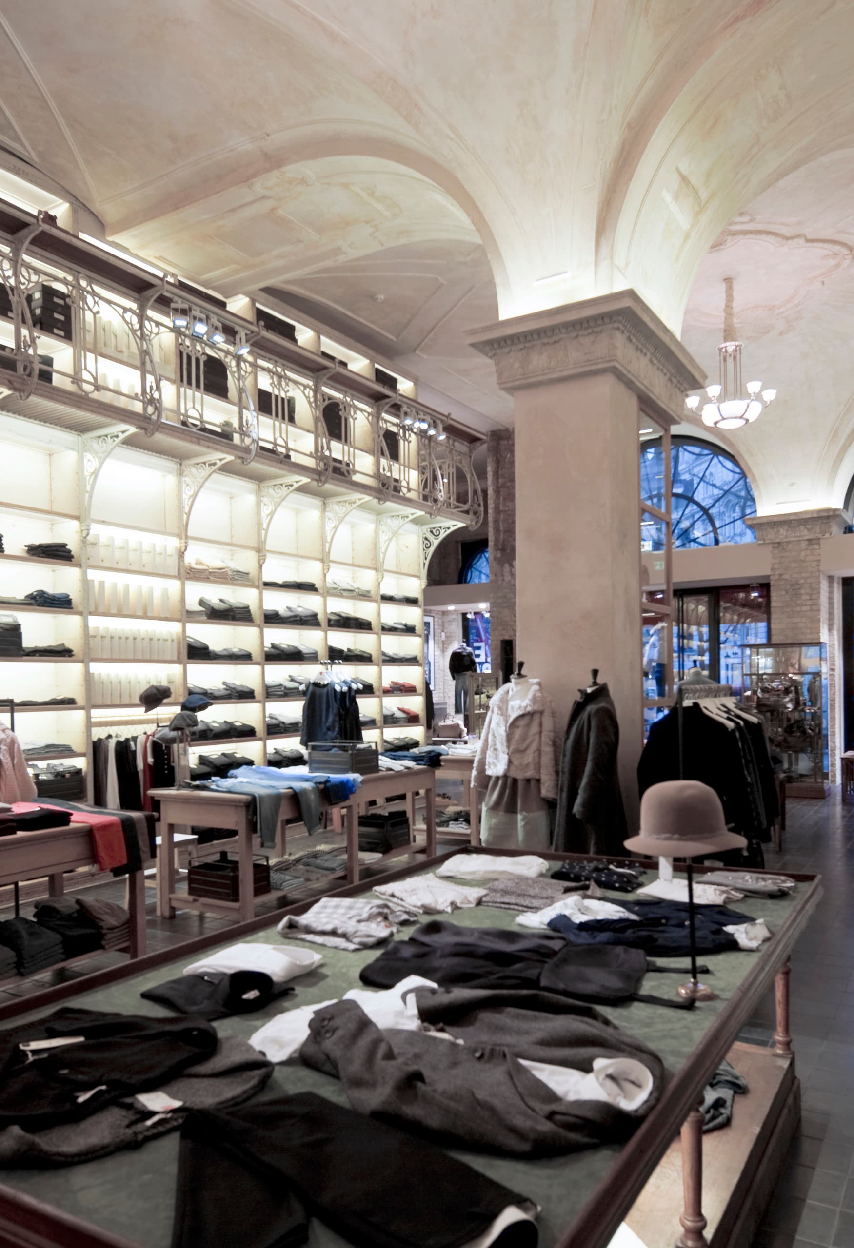 Innenansicht des 14 oz. Store Berlin mit Logotec Strahlern, die Produkte und Architektur hervorheben.