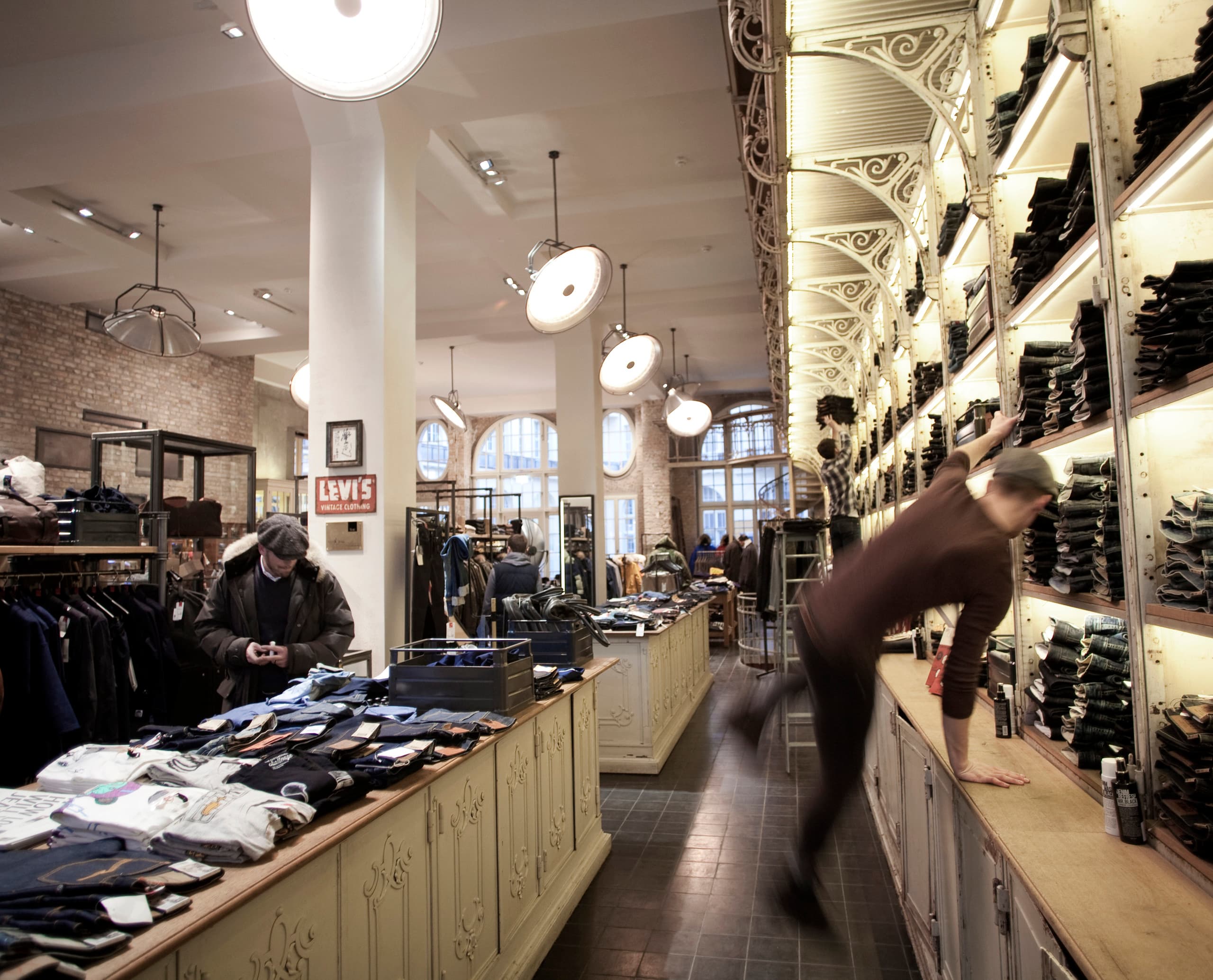 Innenansicht des 14 oz. Store in Berlin mit Logotec Strahlern, die Produkte und Interieur hervorheben.