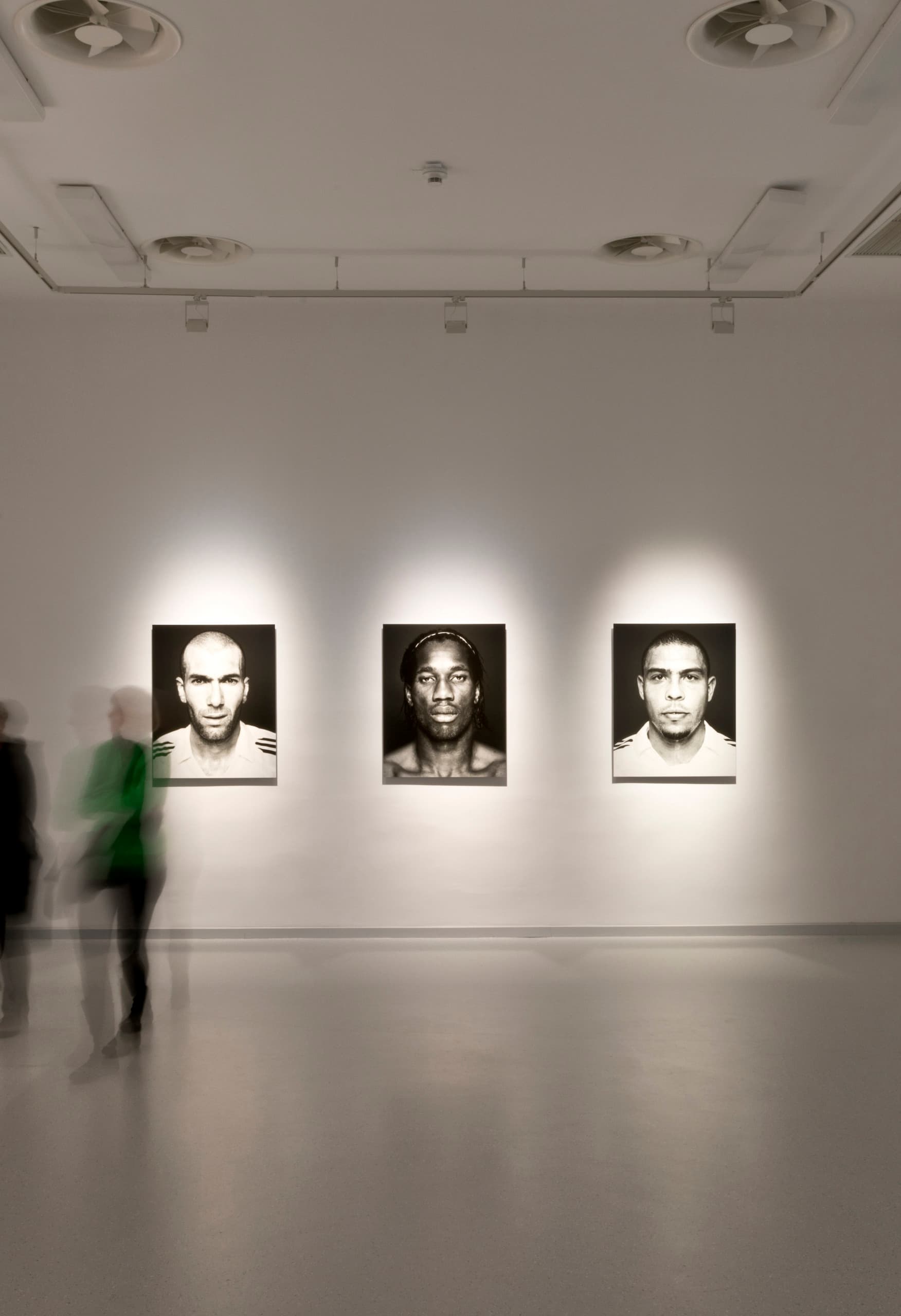 Gugging Museum: Logotec Strahler akzentuieren Kunstwerke. Besucher im Ausstellungsraum.