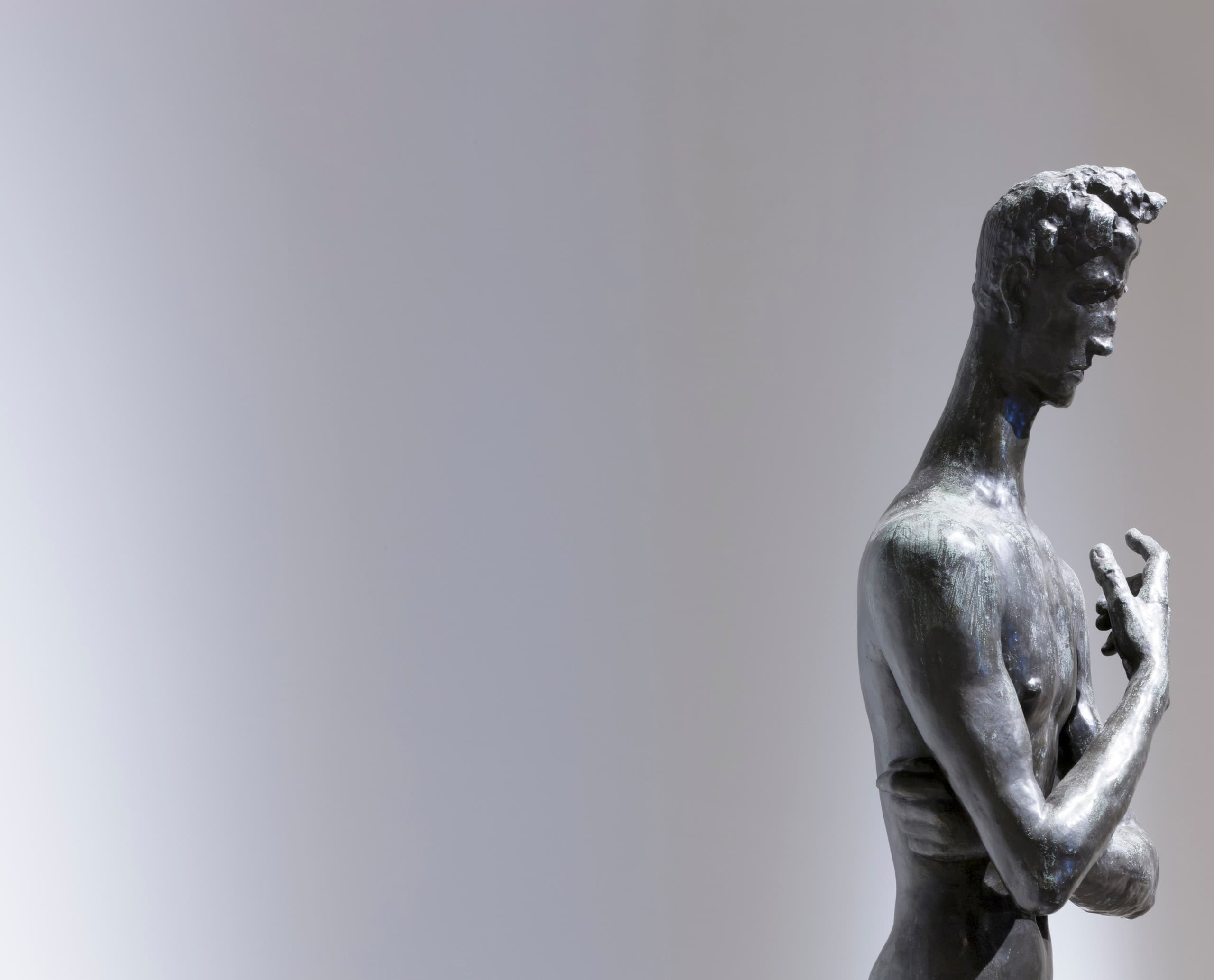 Skulptur eines Mannes im Landmuseum Schloss Gottorf, beleuchtet mit ERCO Light Board Strahlern.