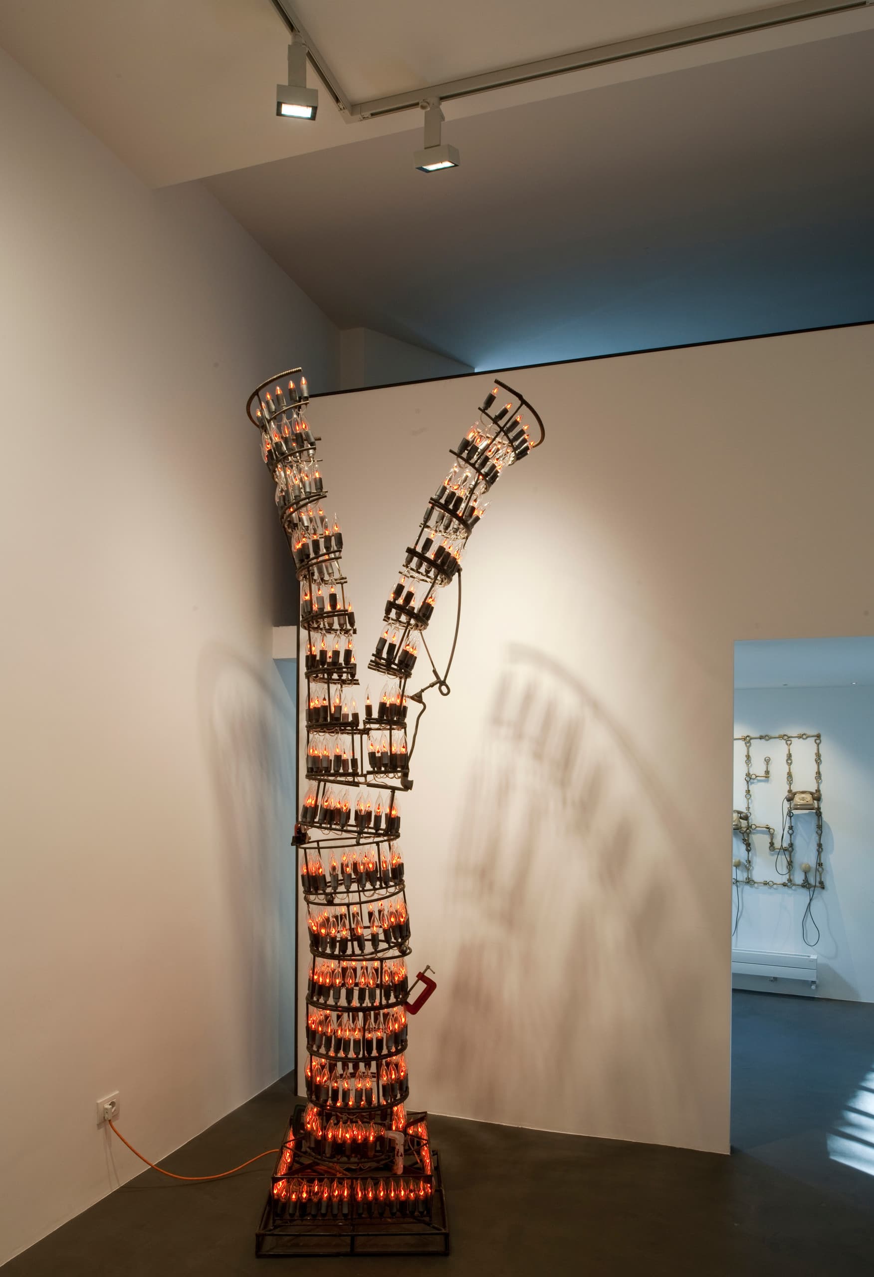 Kunstinstallation mit Röhrenlampen in der Anna Marra Contemporanea Galerie, beleuchtet mit ERCO Light Board Strahlern.