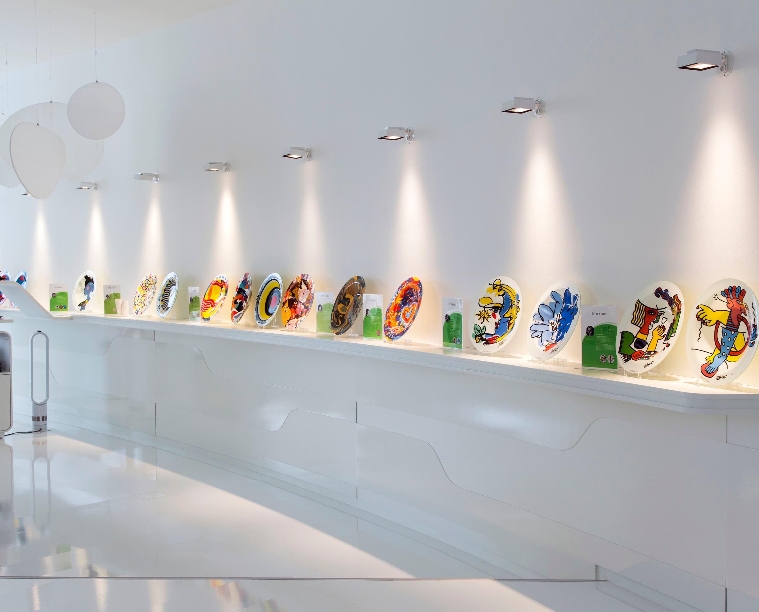Ritzenhoff Glasfabrik Ausstellung mit ERCO Light Board Strahlern für Akzentbeleuchtung.