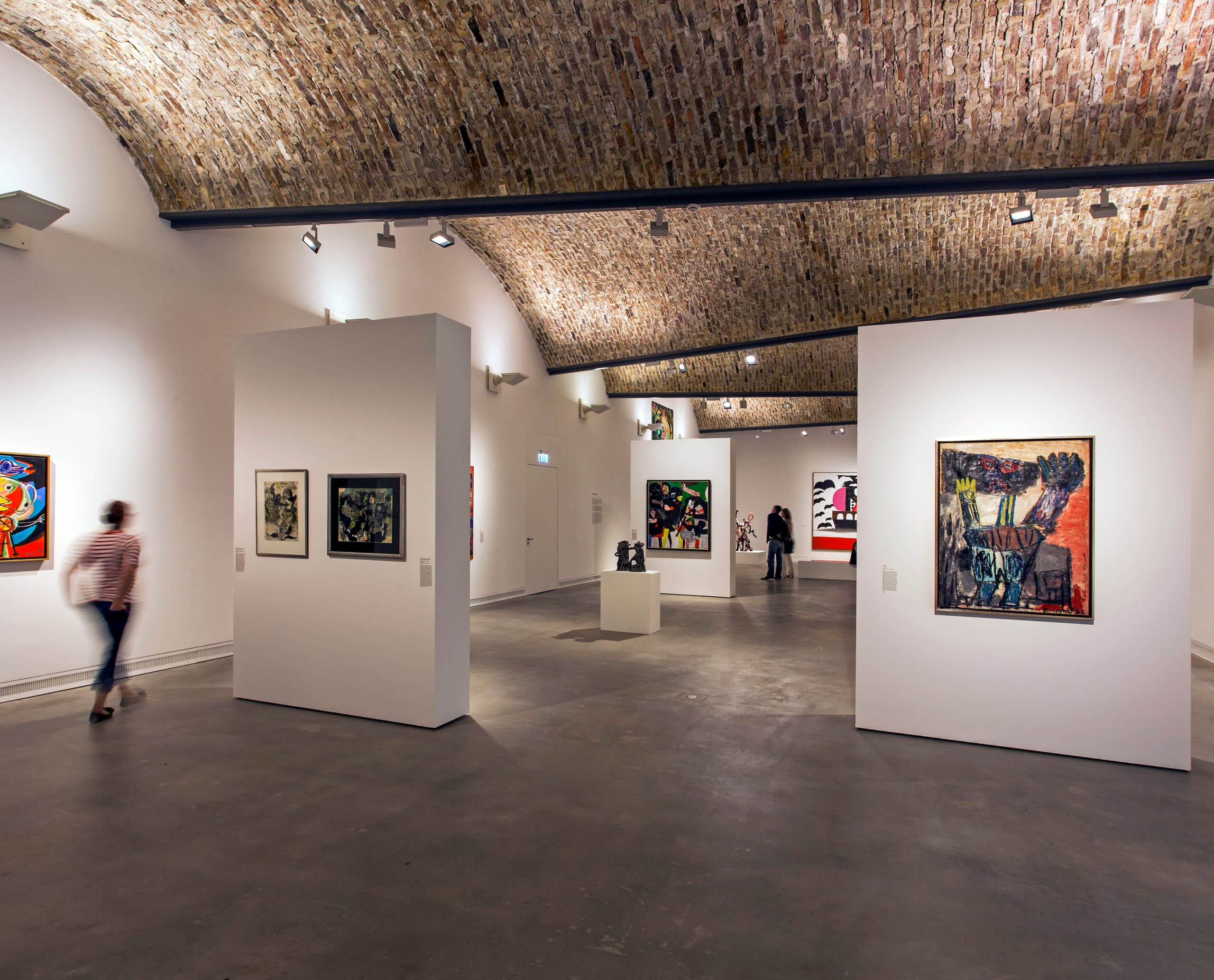 Innenansicht des Kunstmuseums Ravensburg mit Kunstwerken und ERCO Optec Strahlern an der Decke.