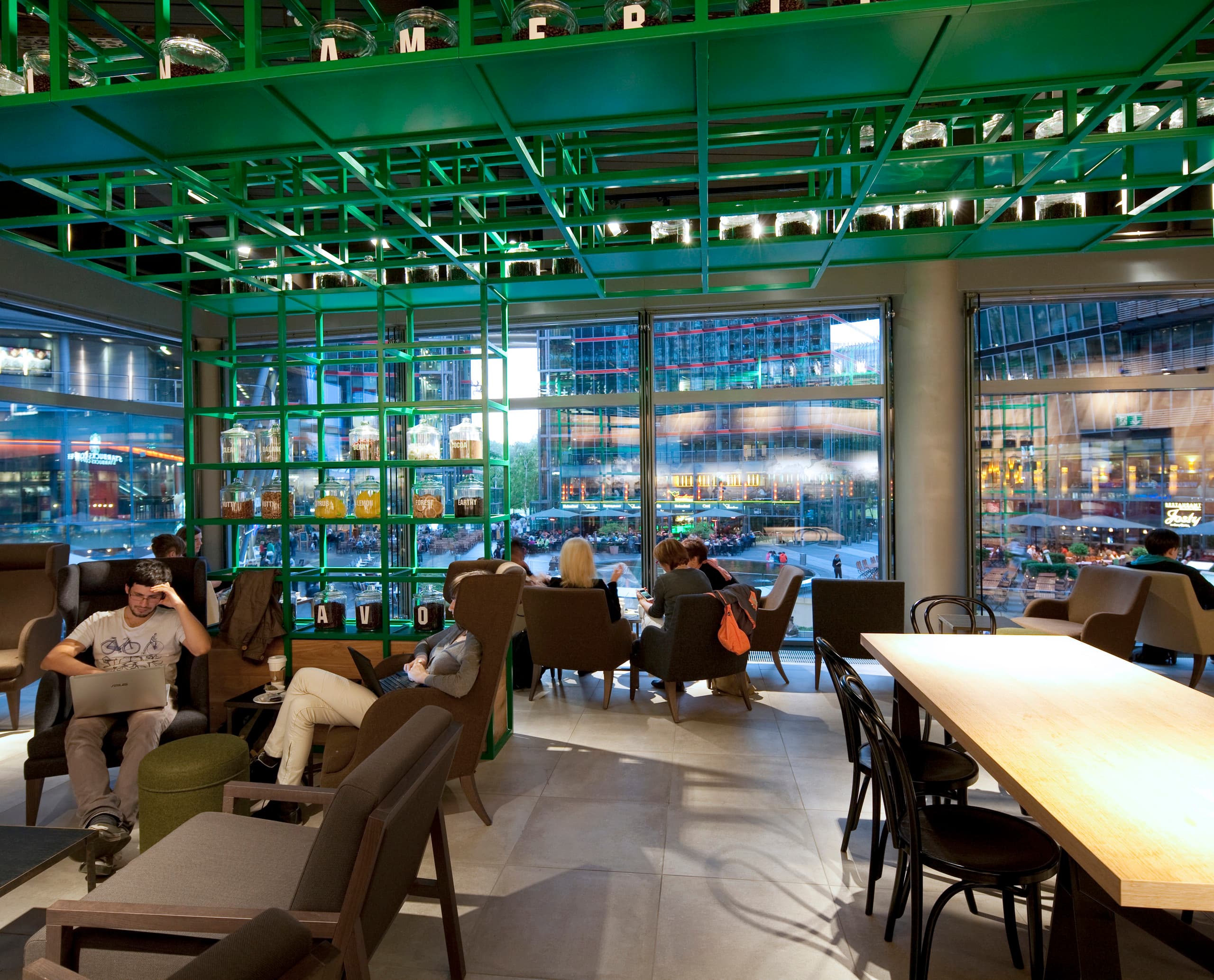 Starbucks Coffee House in Berlin mit ERCO LED-Beleuchtung für einladende Atmosphäre.