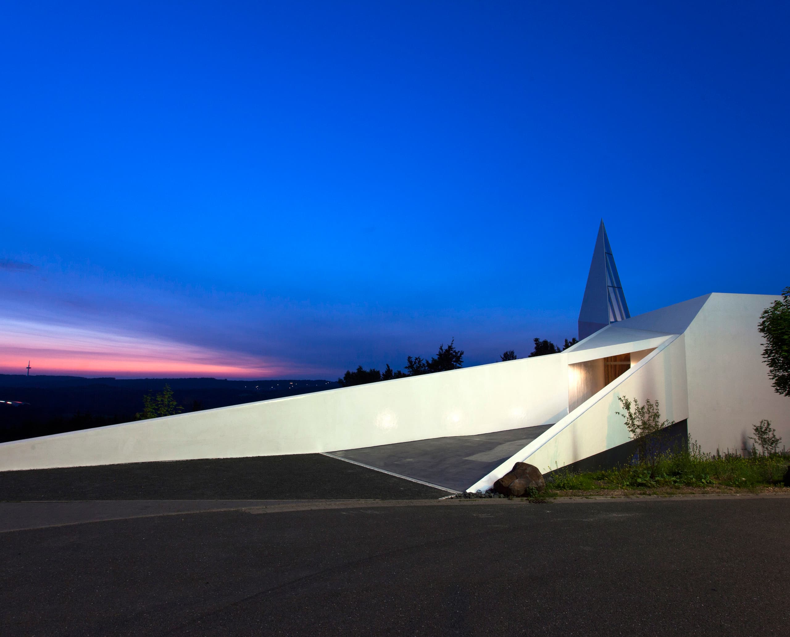 Siegerland Autobahnkirche Wilnsdorf bei Dämmerung, ein Ort der Besinnung mit ERCO Licht.