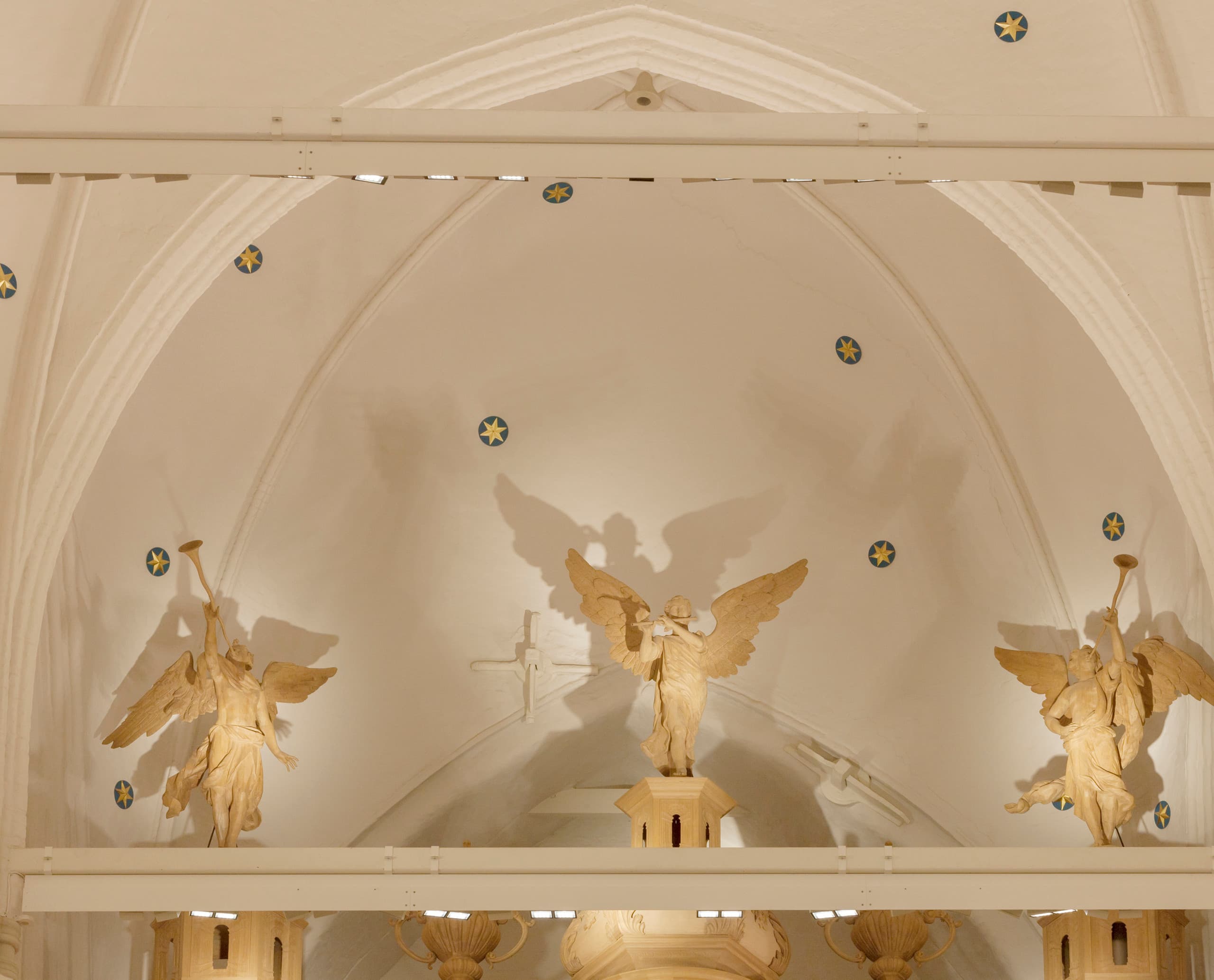 Innenraum der St. Katharinenkirche Hamburg mit Engelskulpturen, beleuchtet mit ERCO LED-Strahlern.