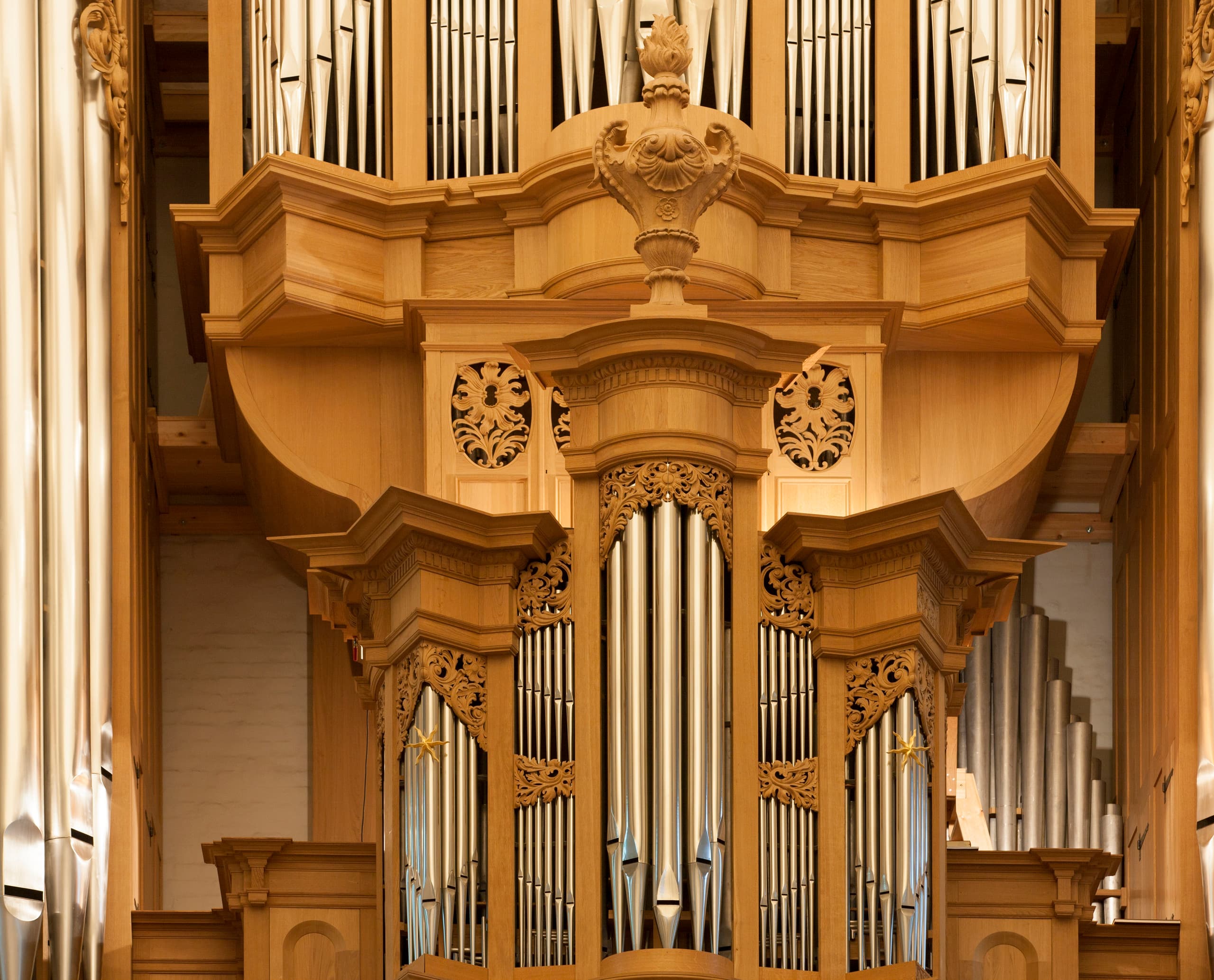 Detailansicht der Orgel in St. Katharinen, Hamburg, beleuchtet mit ERCO LED-Strahlern.