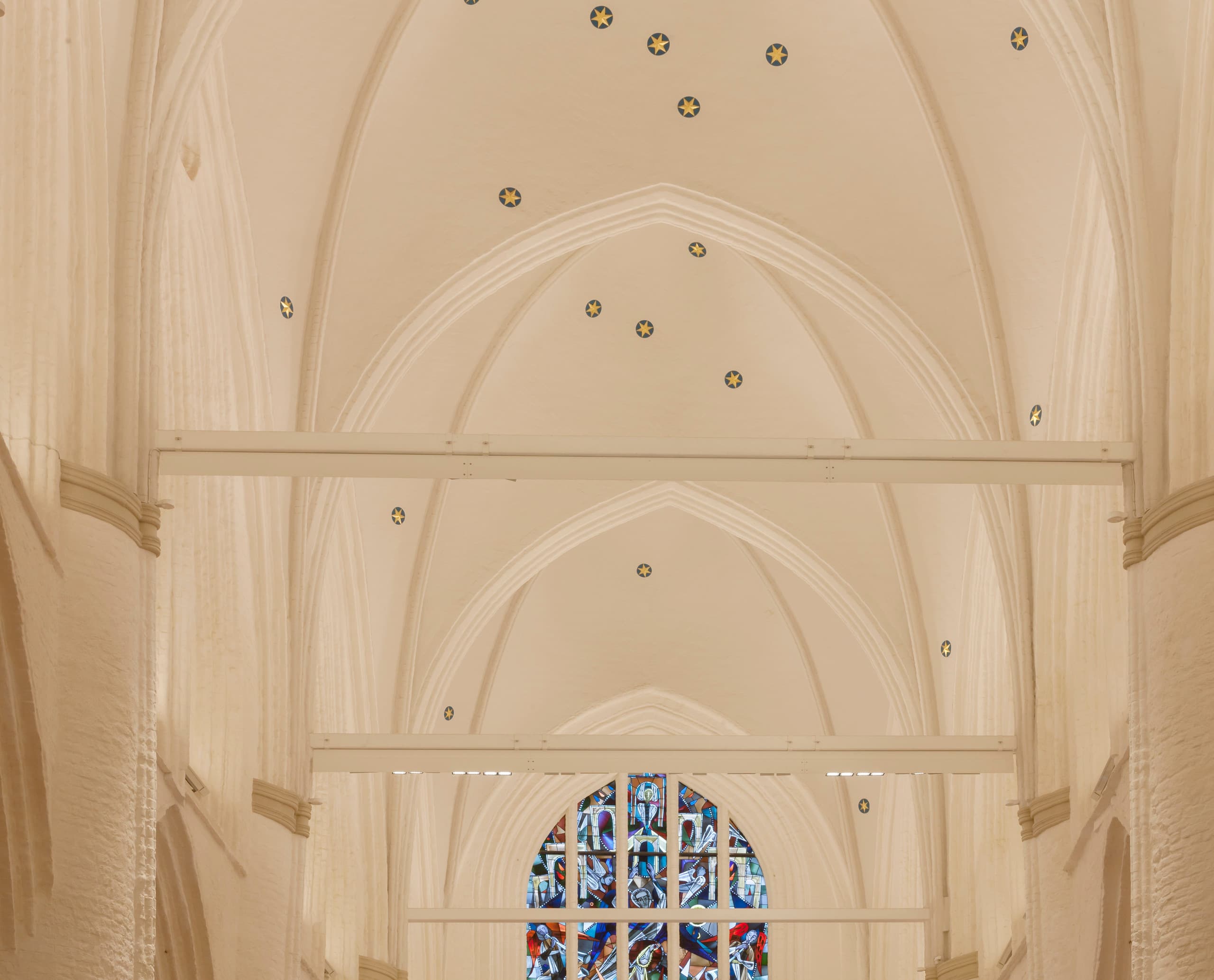 Innenraum der St. Katharinenkirche Hamburg mit ERCO LED-Leuchten für eine helle Atmosphäre.