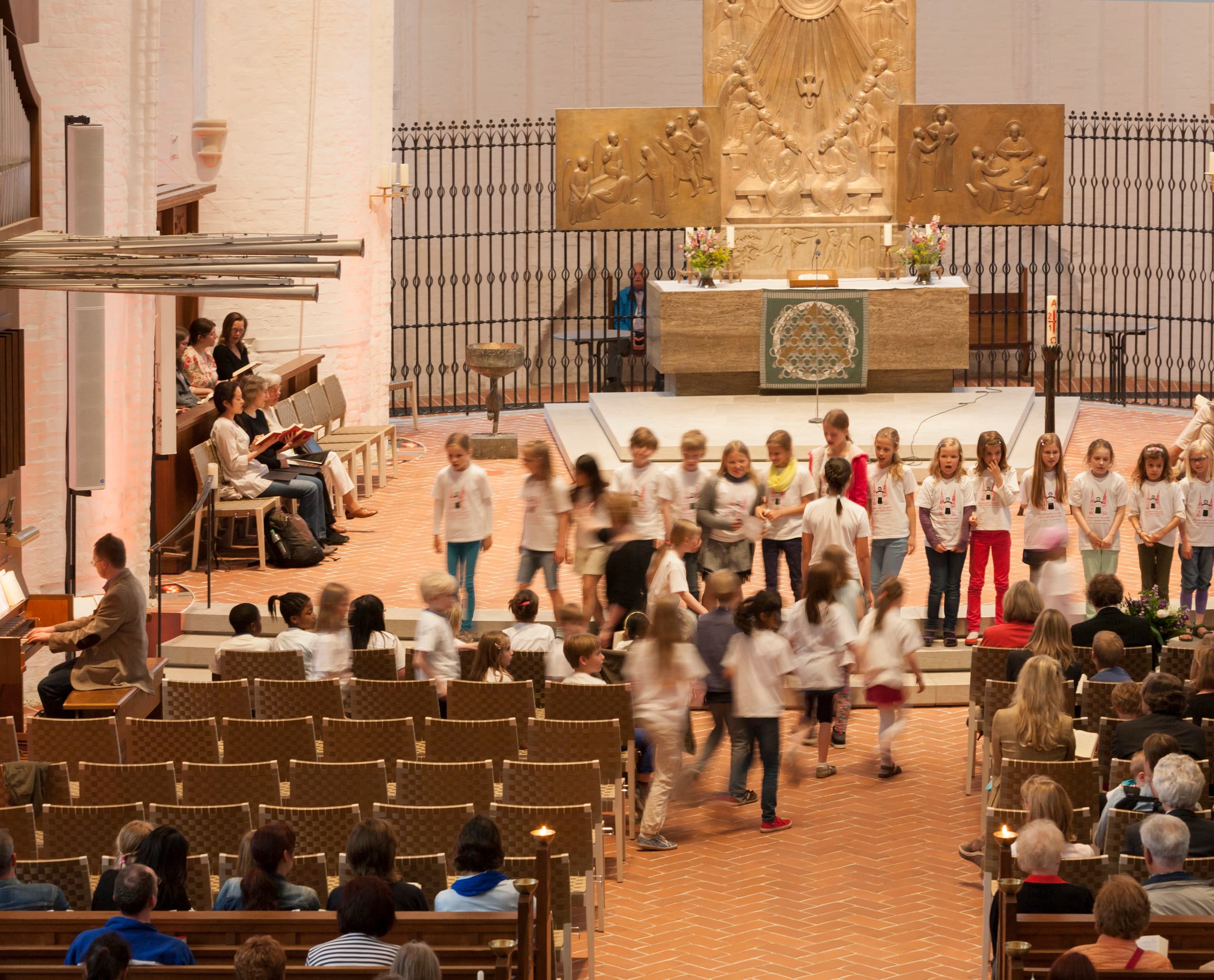 Innenraum der St. Katharinenkirche in Hamburg mit ERCO LED-Beleuchtung und einer Kindergruppe.