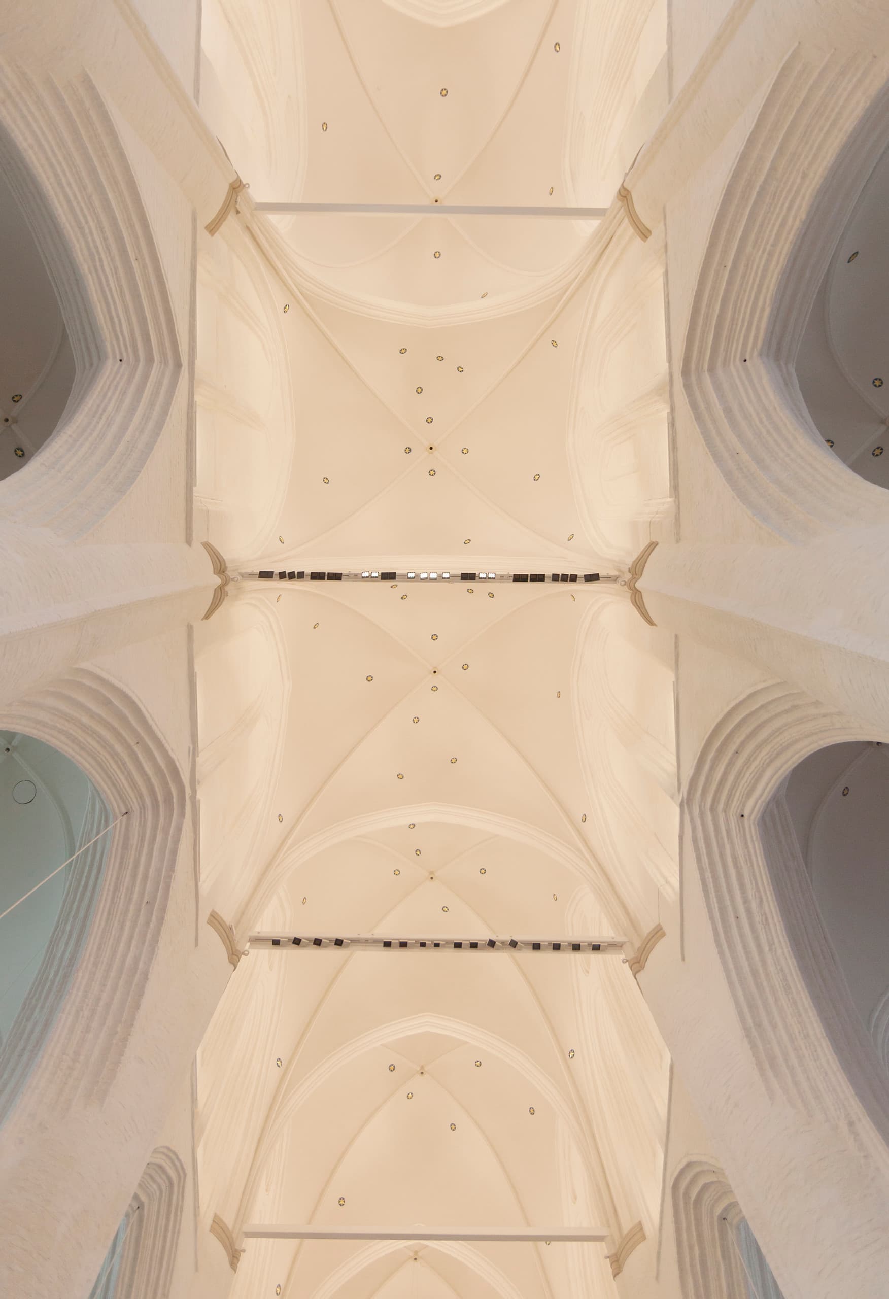 Innenansicht der St. Katharinenkirche Hamburg mit ERCO LED-Beleuchtung.