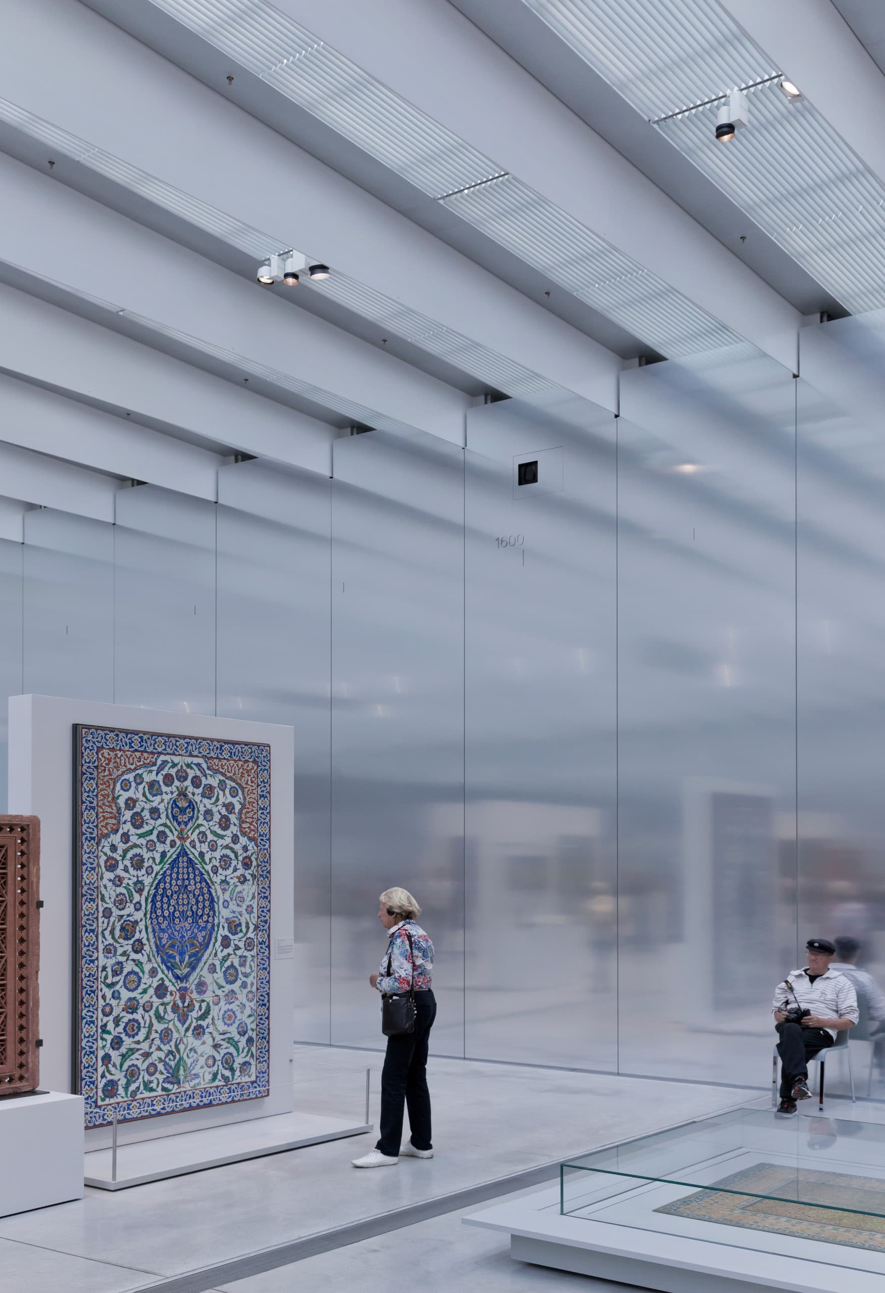 ERCO LED-Leuchten im Louvre Lens Museum, die die Kunstwerke akzentuieren und die Architektur ergänzen.