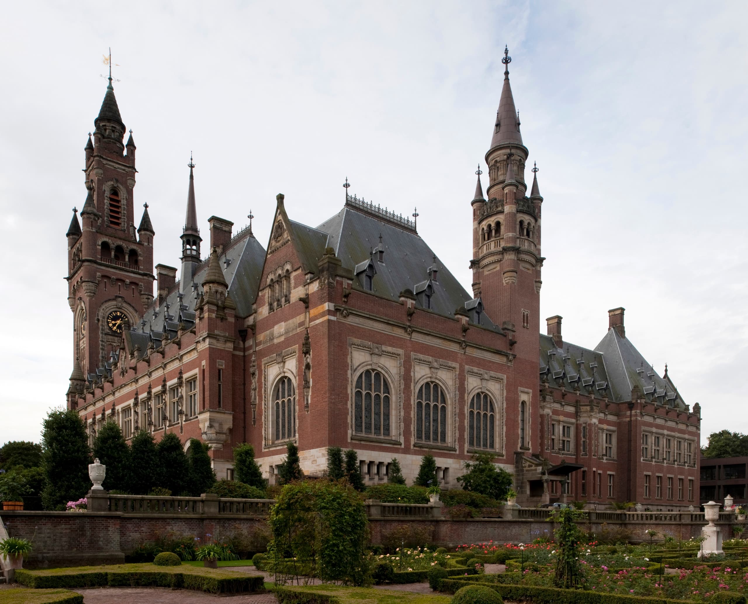Friedenspalast, Sitz des Internationalen Gerichtshofs der UN in Den Haag, mit neuer LED-Beleuchtung.
