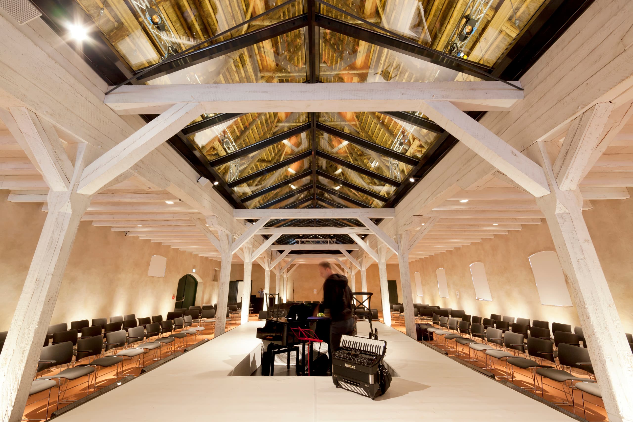 Innenraum des Hotel Weissenhaus mit ERCO Beleuchtung und historischer Architektur.