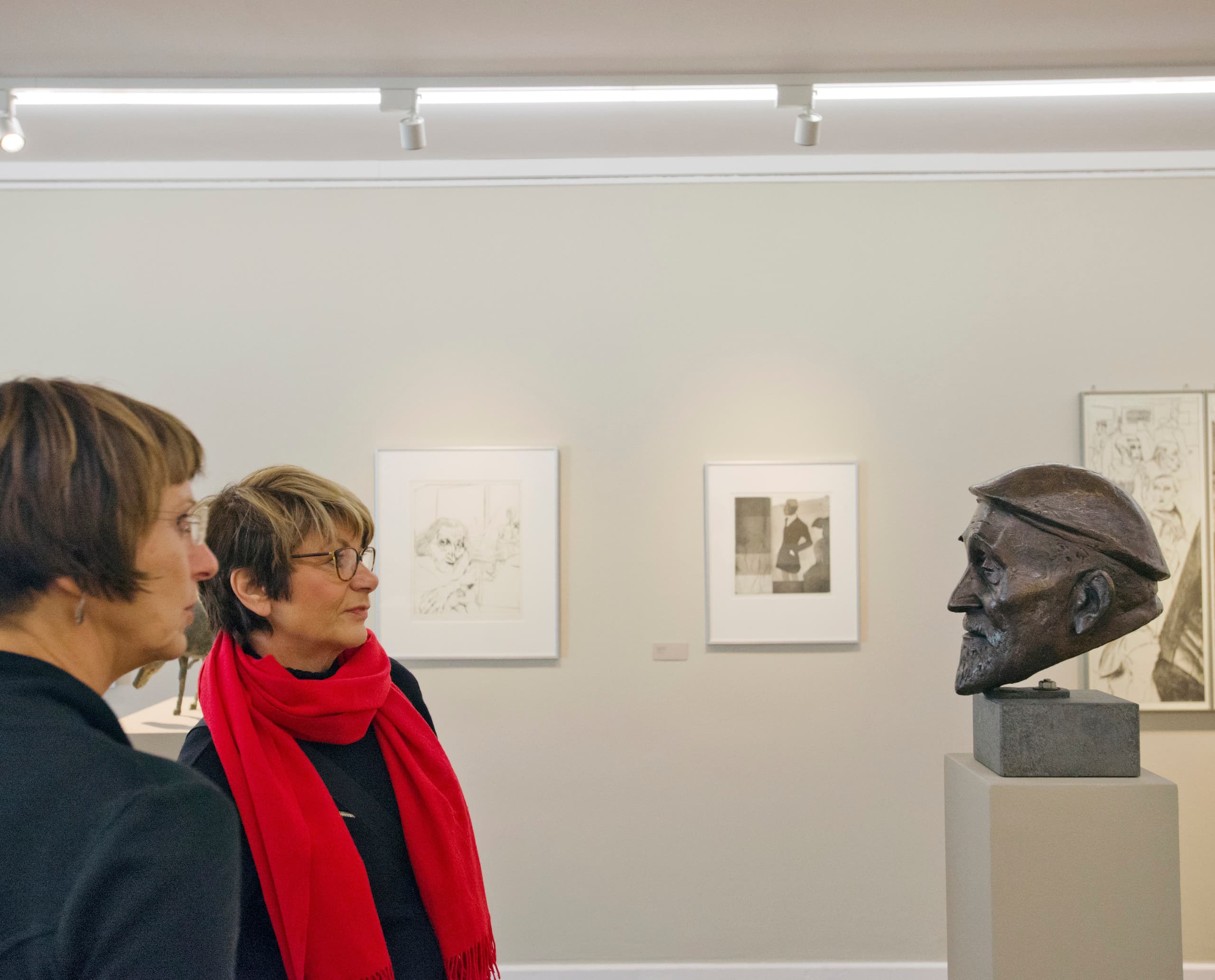 Besucher betrachten eine Skulptur in der Kunsthalle Rostock, beleuchtet mit ERCO Pollux Strahlern.