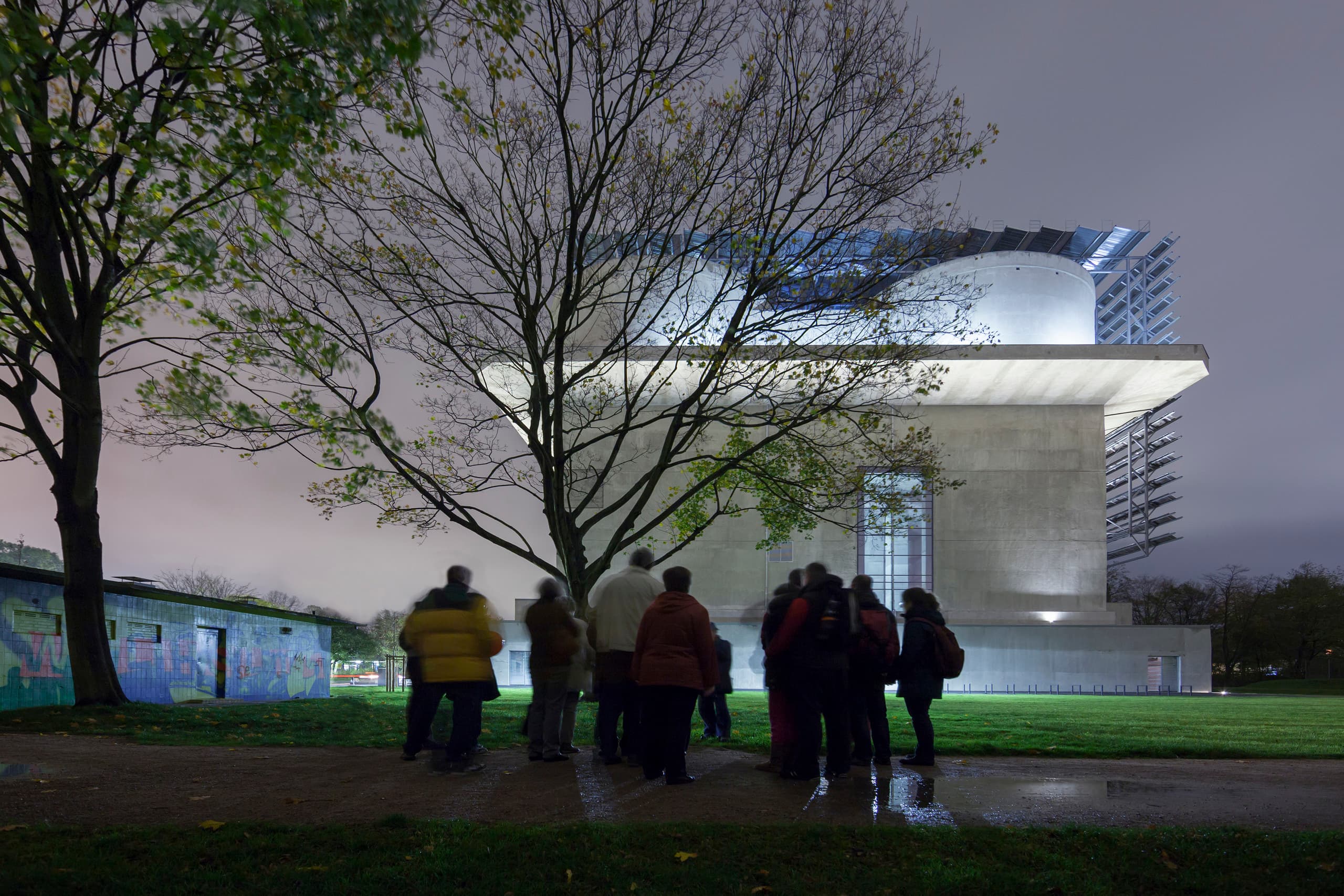 Beleuchteter Energiebunker Hamburg: Ehemaliger Flakbunker, heute grünes Kraftwerk mit ERCO Lichtlösungen.