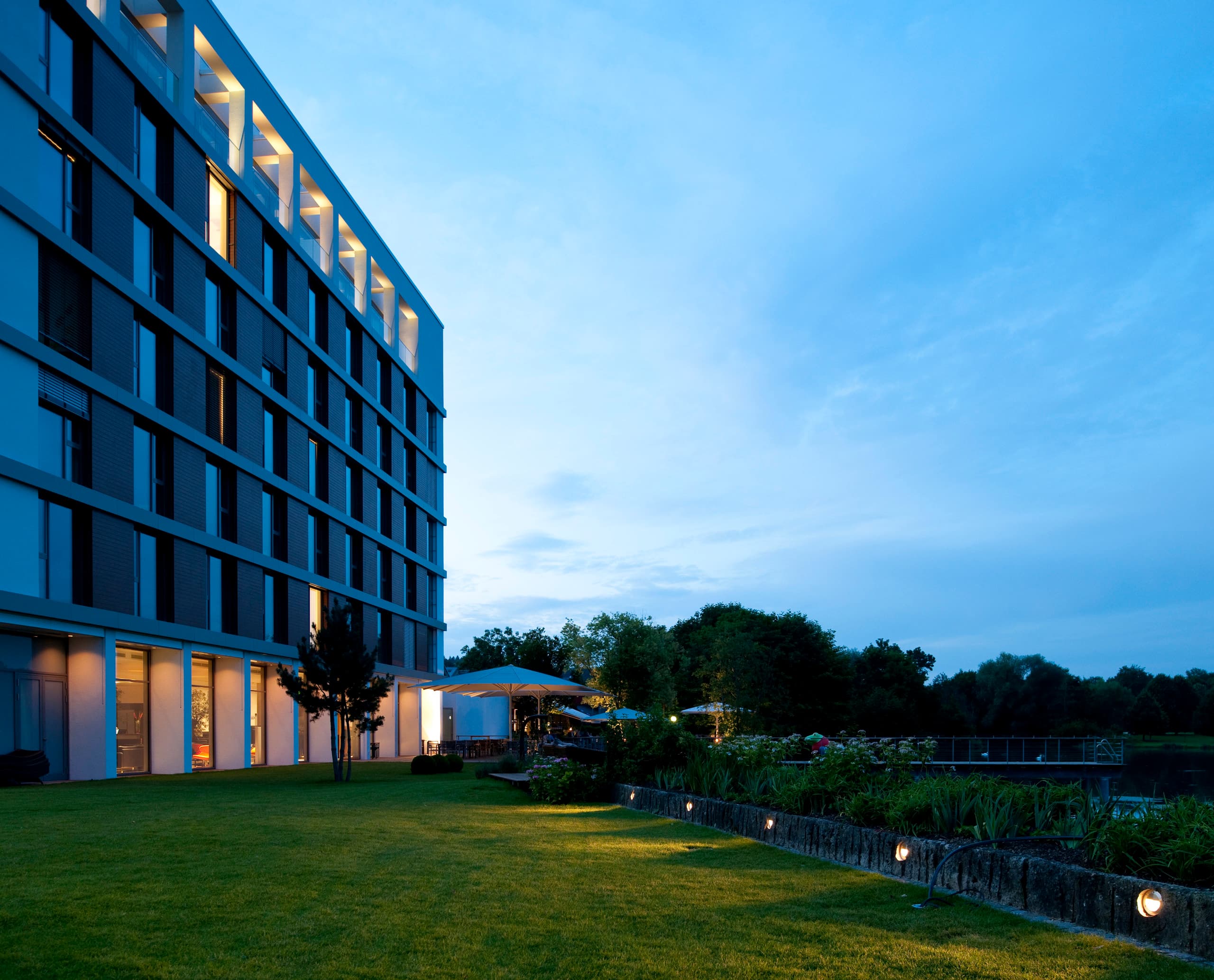 LAGO Hotel in Ulm mit Außenbeleuchtung für entspannende Atmosphäre.