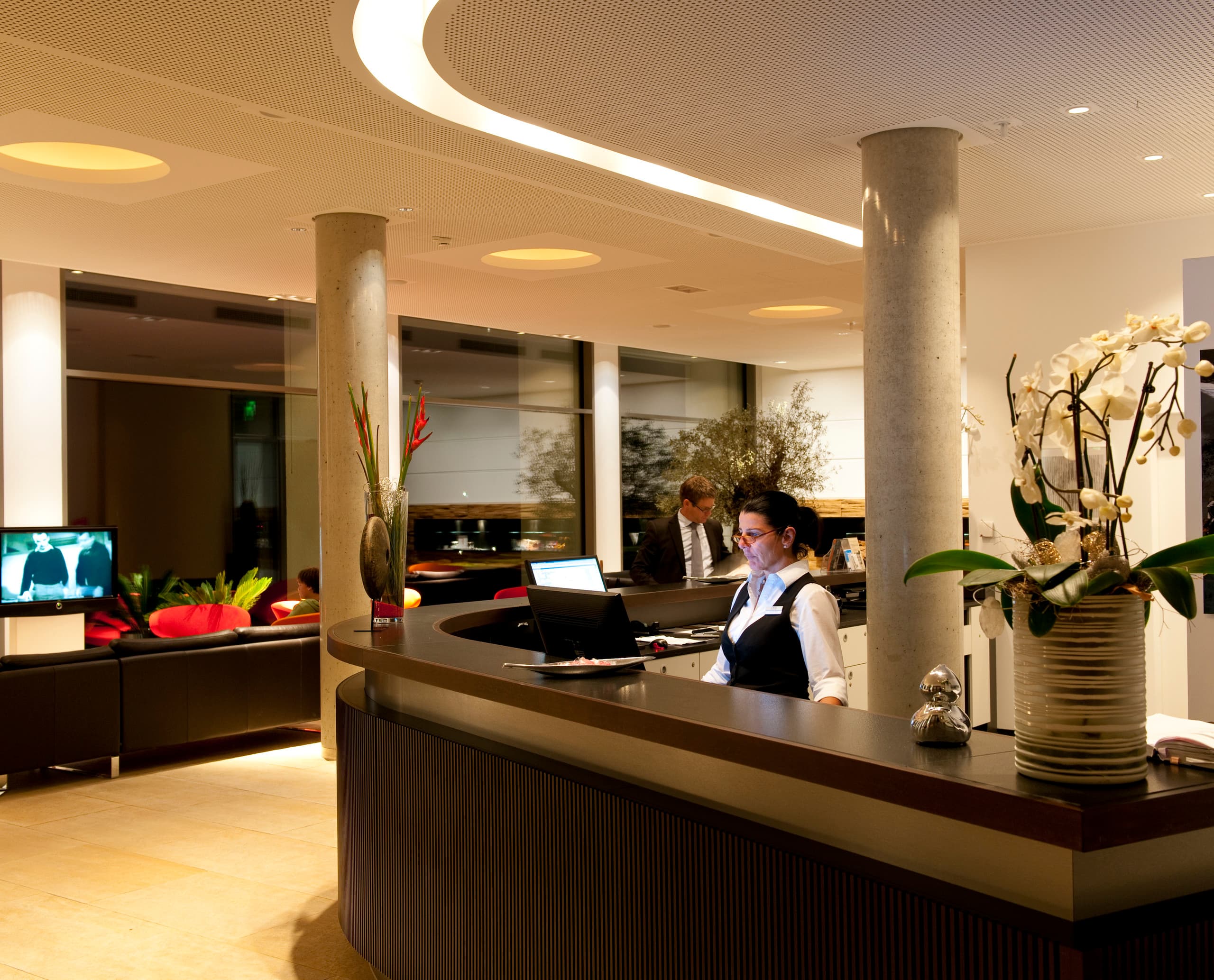LAGO Hotel Rezeption in Ulm mit ERCO Beleuchtung für einladende Atmosphäre.