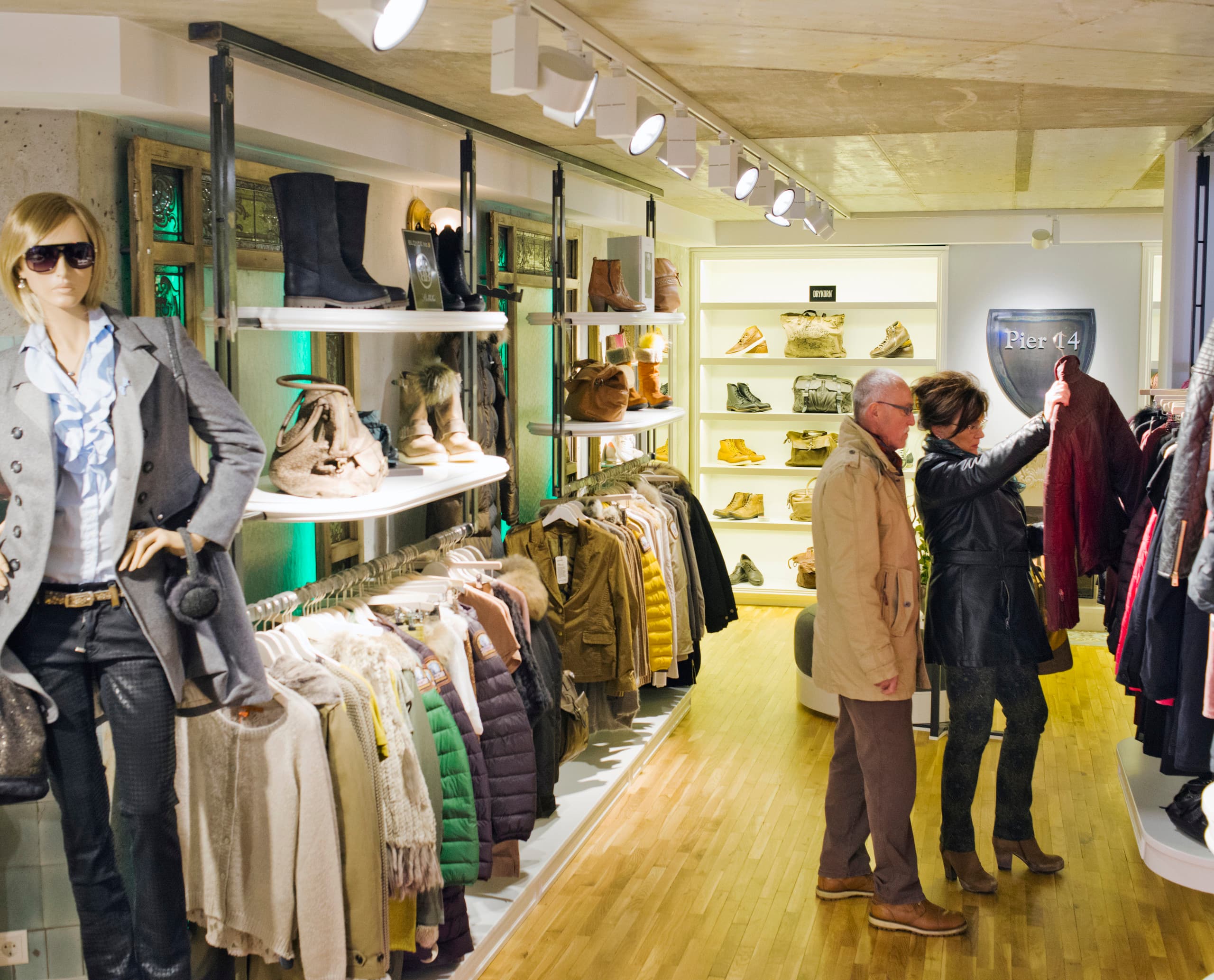 Pier14 Concept Store in Zinnowitz mit ERCO Optec Strahlern für akzentuierte Beleuchtung der Mode.