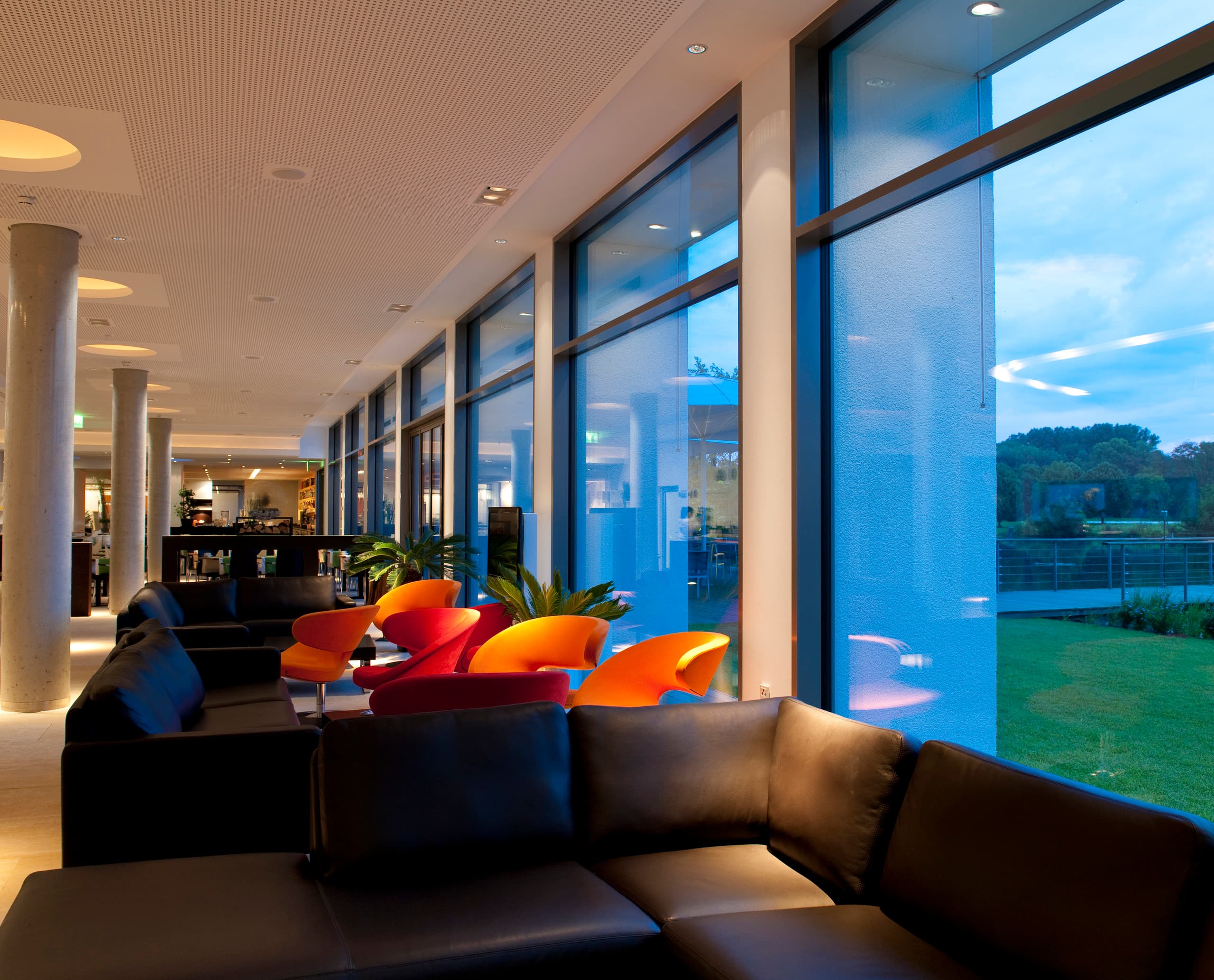 Lobby des LAGO Hotels in Ulm mit ERCO Beleuchtung für entspannende Atmosphäre und moderne Gastfreundschaft.