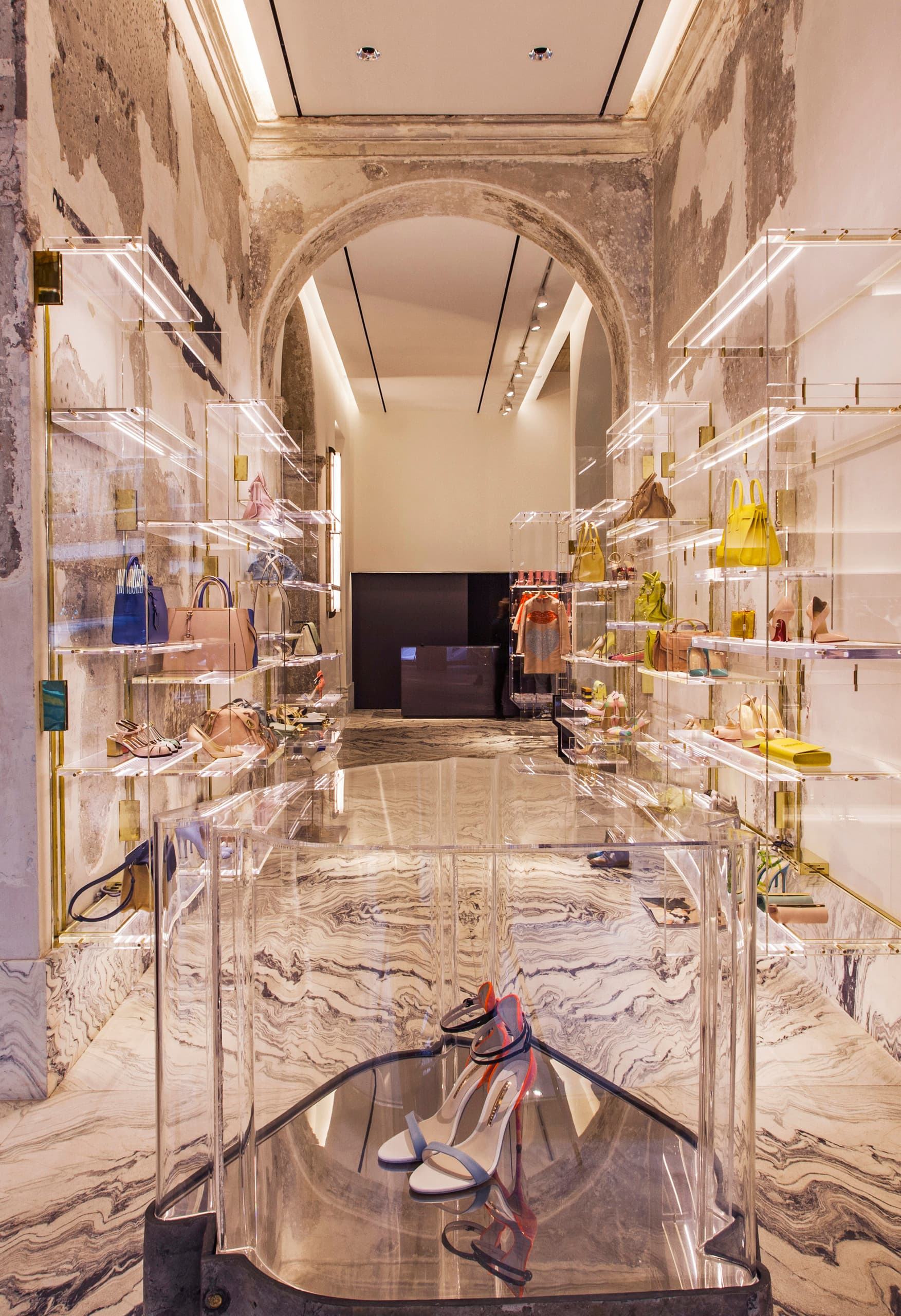 Innenansicht der Boutique Antonia in Mailand mit Optec LED-Strahlern und Quintessence Downlights, die die luxuriösen Materialien hervorheben.